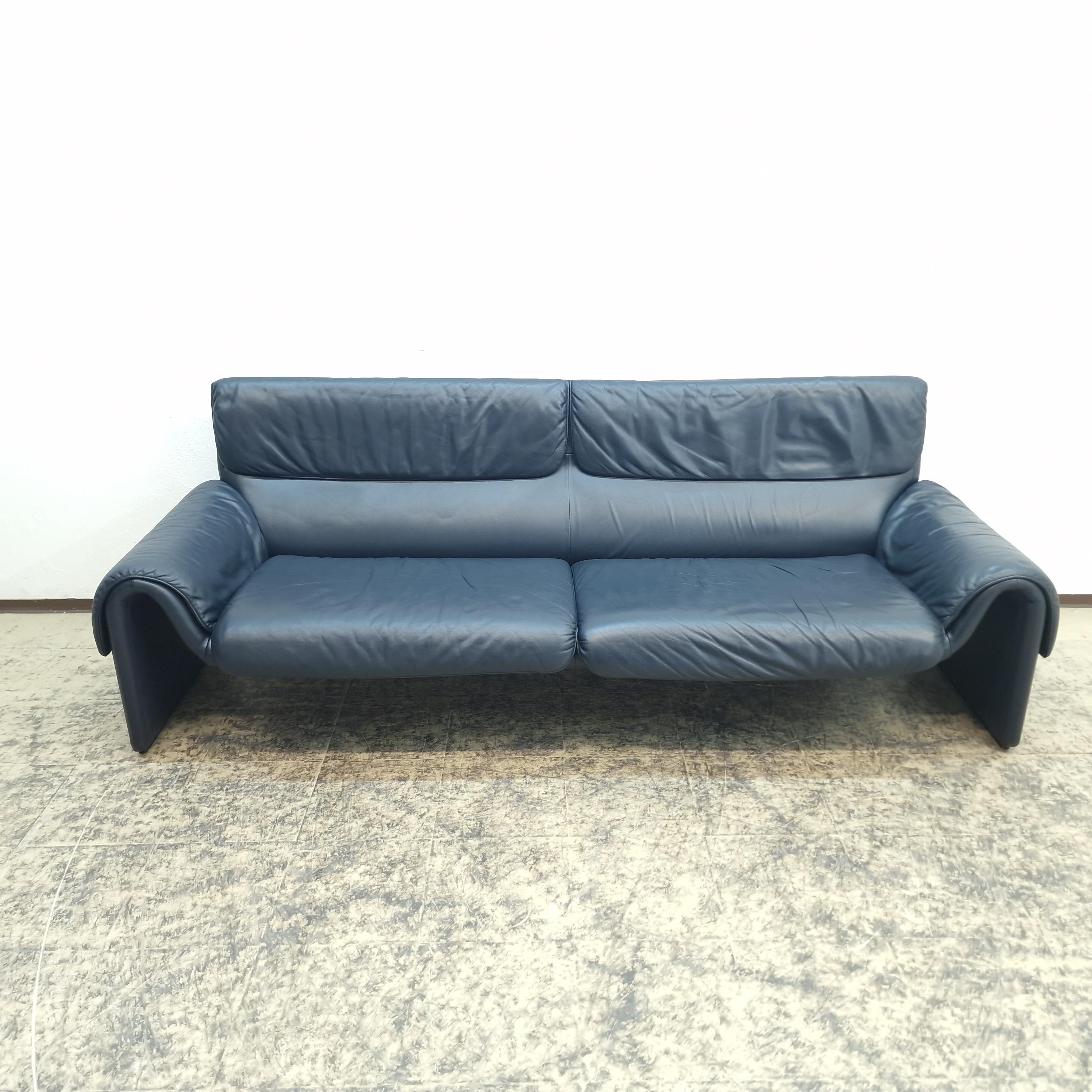 De Sede DS-2011/03 Divano di design - 3-Sitzer Leder 235 cm - Schweizer Luxusmöbel
In vendita c'è un elegante e raffinato divano di design della rinomata manifattura svizzera De Sede, il cui modello è DS-2011/03. Dieses hochwertige Möbelstück