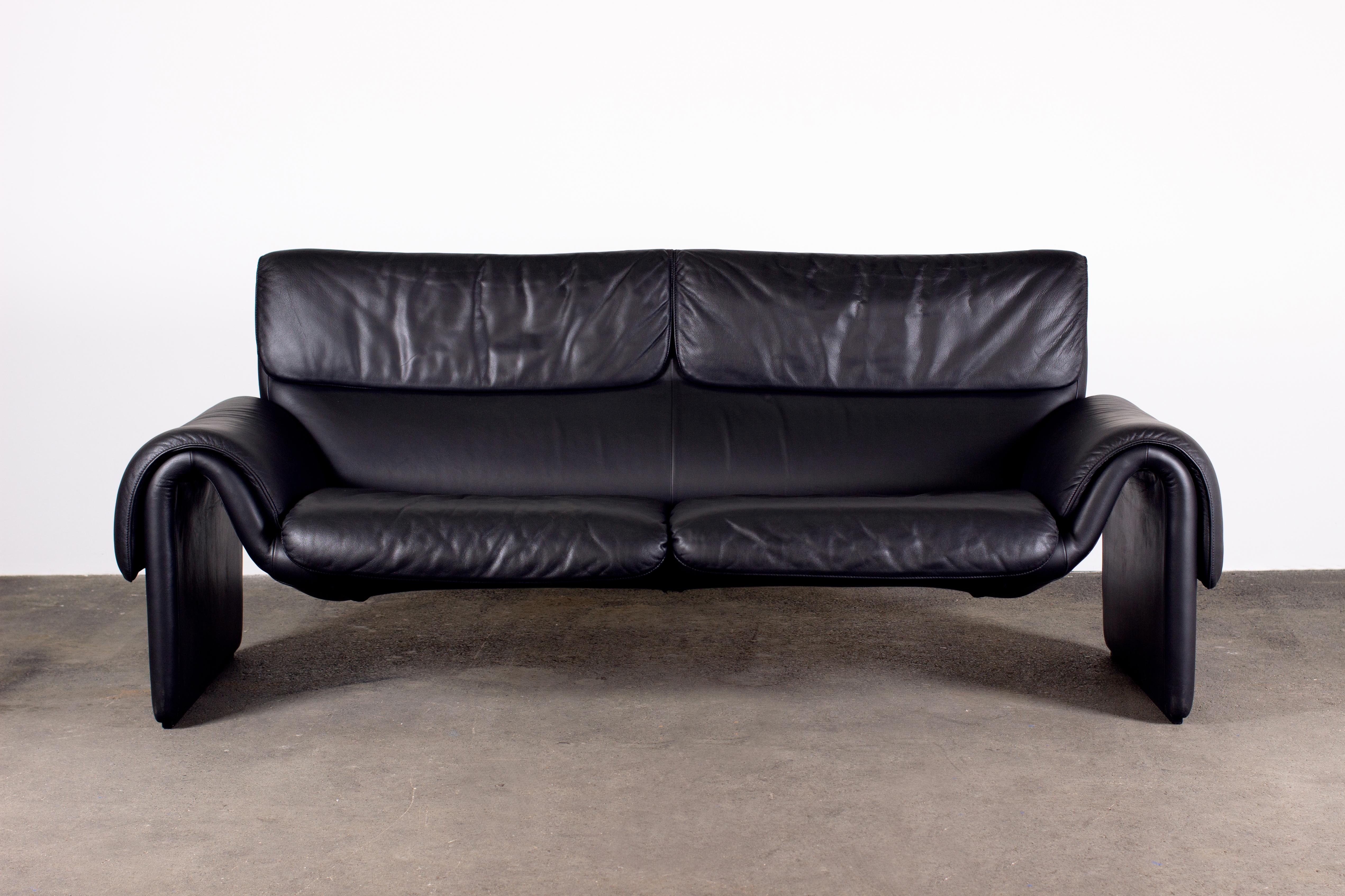 Iconic Mid-Century Modern two-seat bench or loveseat sofa DS-2011 by De Sede is an homage to the Bauhaus movement.

Solid steel construction and the luxurious high-end leather the Swiss maker is famous for make for a stylish, timelessly elegant