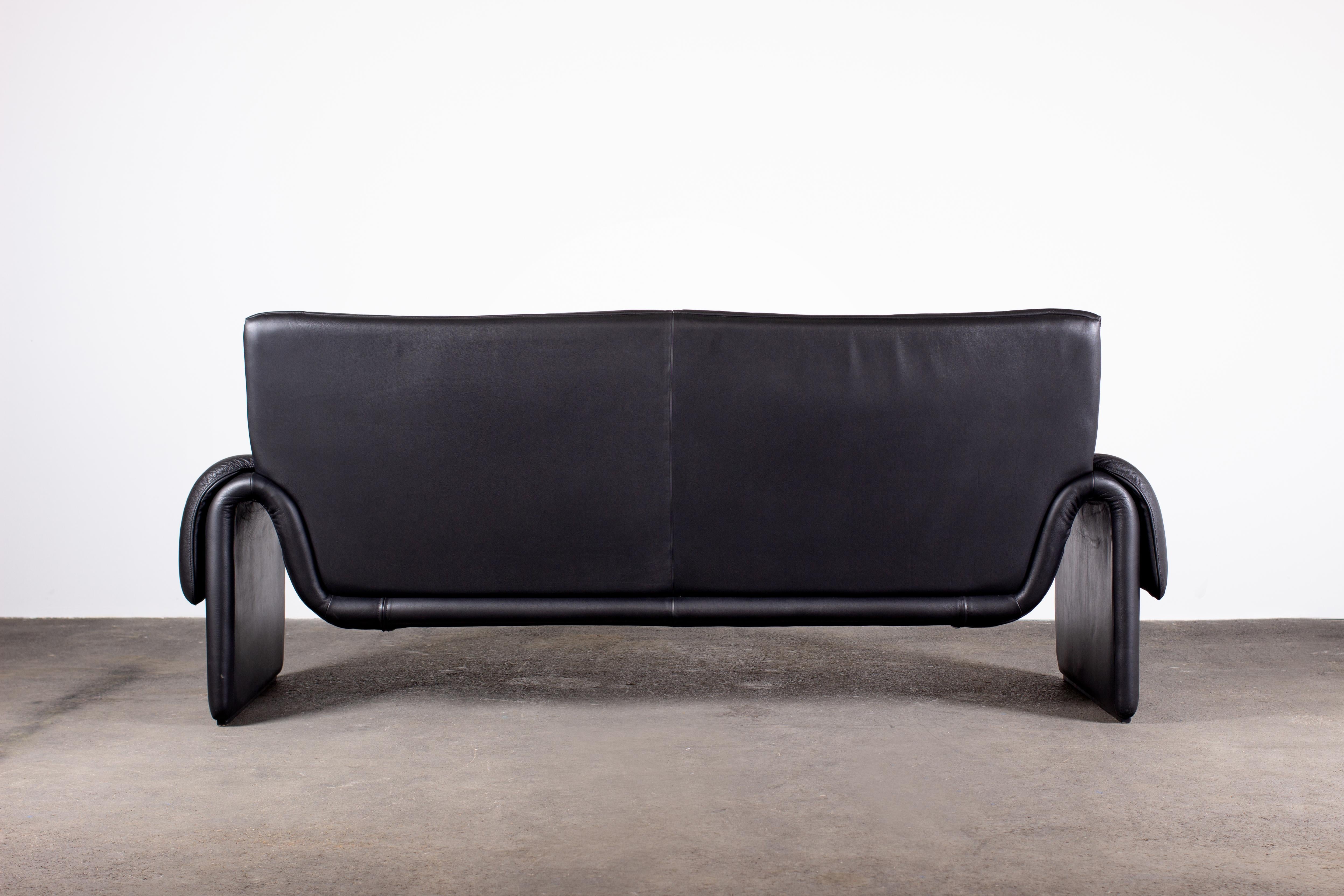 De Sede DS-2011 Zweisitziges Sofa aus schwarzem Anilinleder (Schweizerisch)