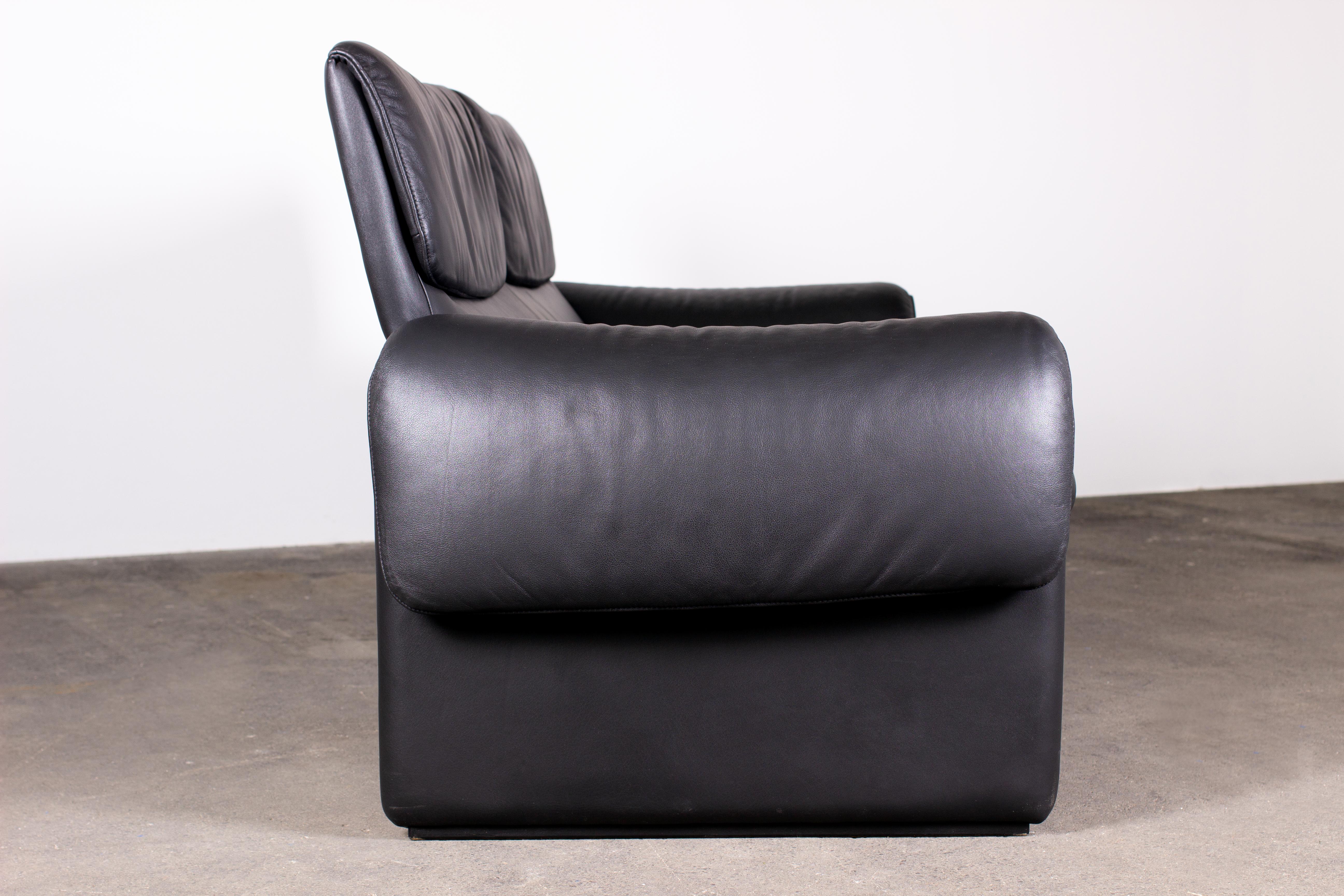 De Sede DS-2011 Zweisitziges Sofa aus schwarzem Anilinleder (Stahl)