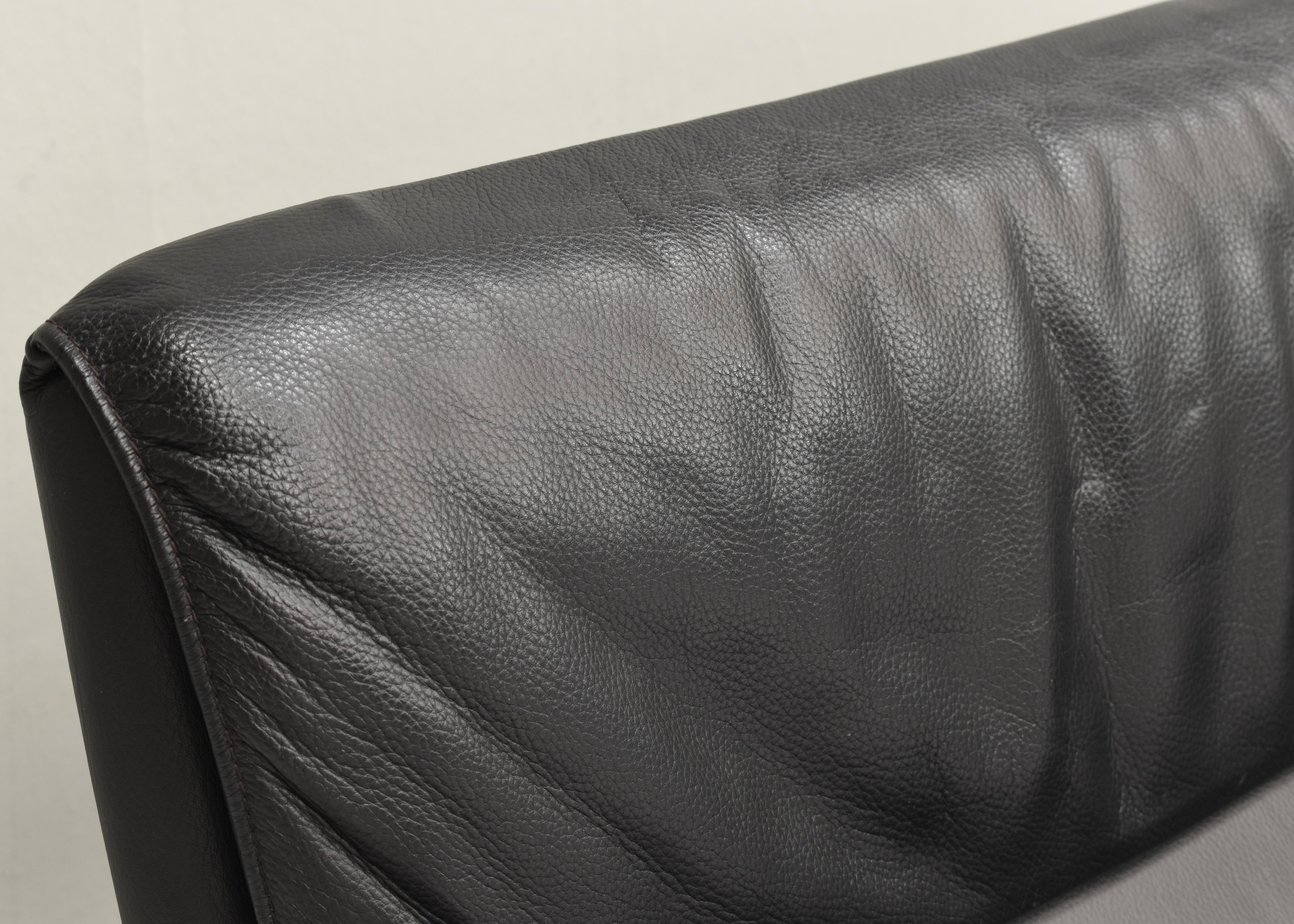 De Sede DS-2011 Two-seat Sofa in Black Leather, Switzerland - circa 1980-90 For Sale 8