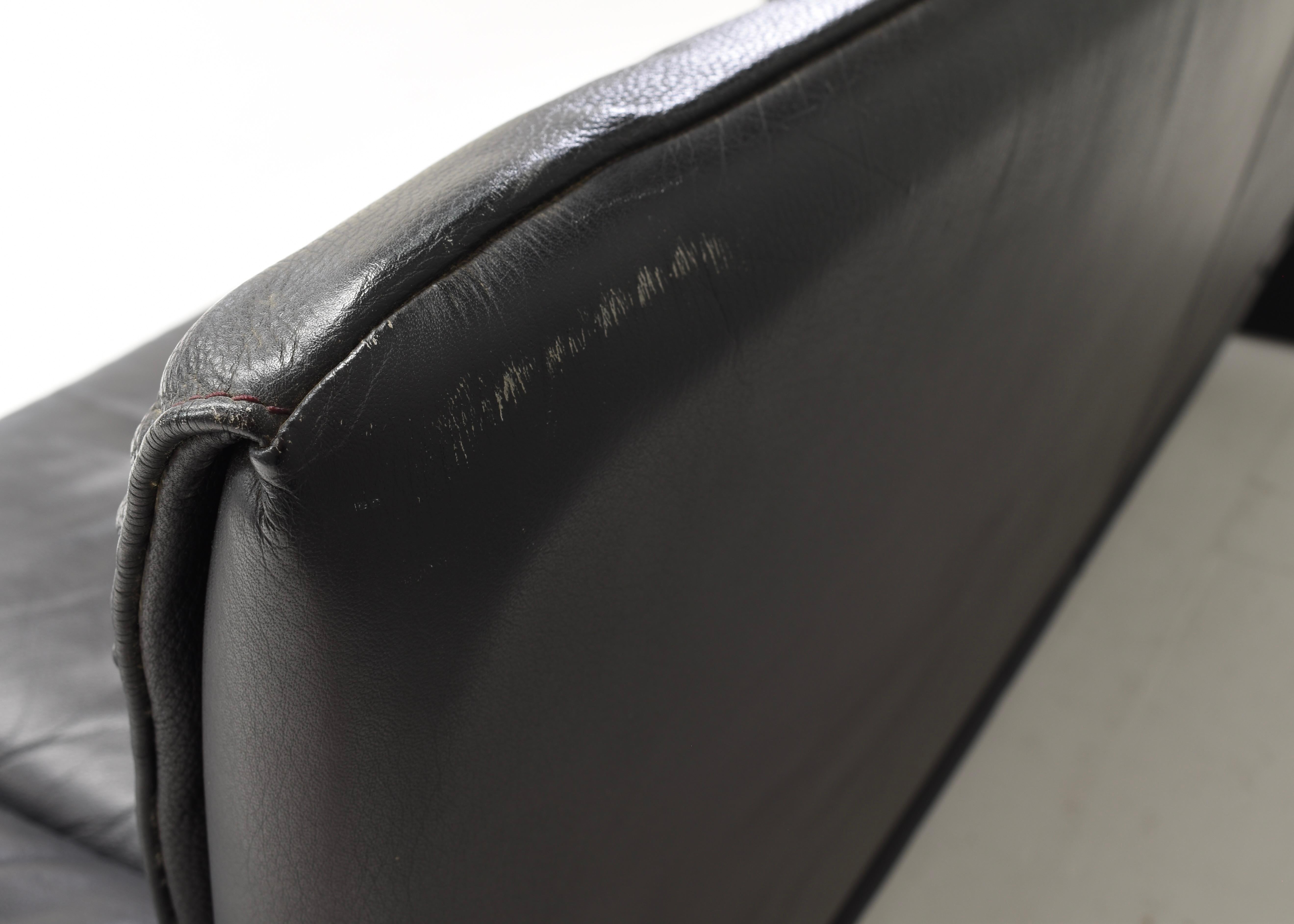 De Sede DS-2011 Two-seat Sofa in Black Leather, Switzerland - circa 1980-90 For Sale 9