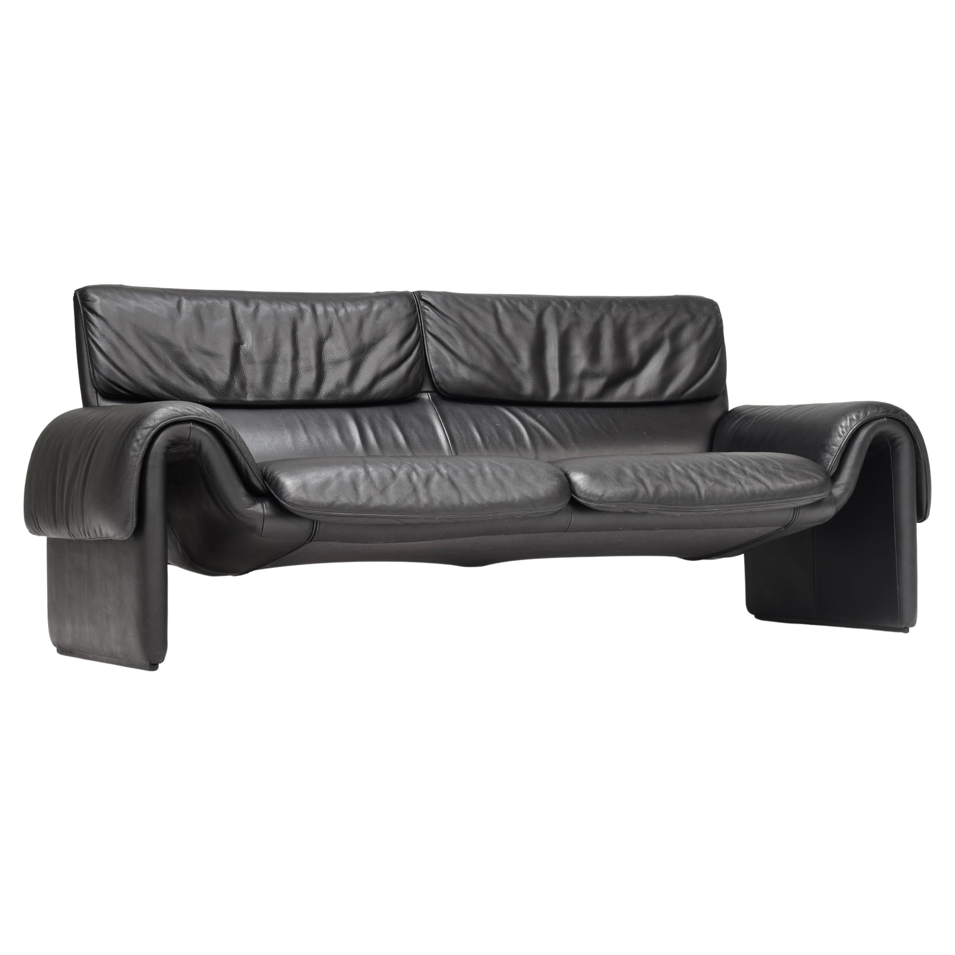 With its fluid, curved shapes, the DS-2011 appears powerful and dynamic. The visual lightness and modern, casual elegance underline the timeless look that makes the DS-2011 a sofa that is anything but ordinary. With its exciting appearance, the sofa