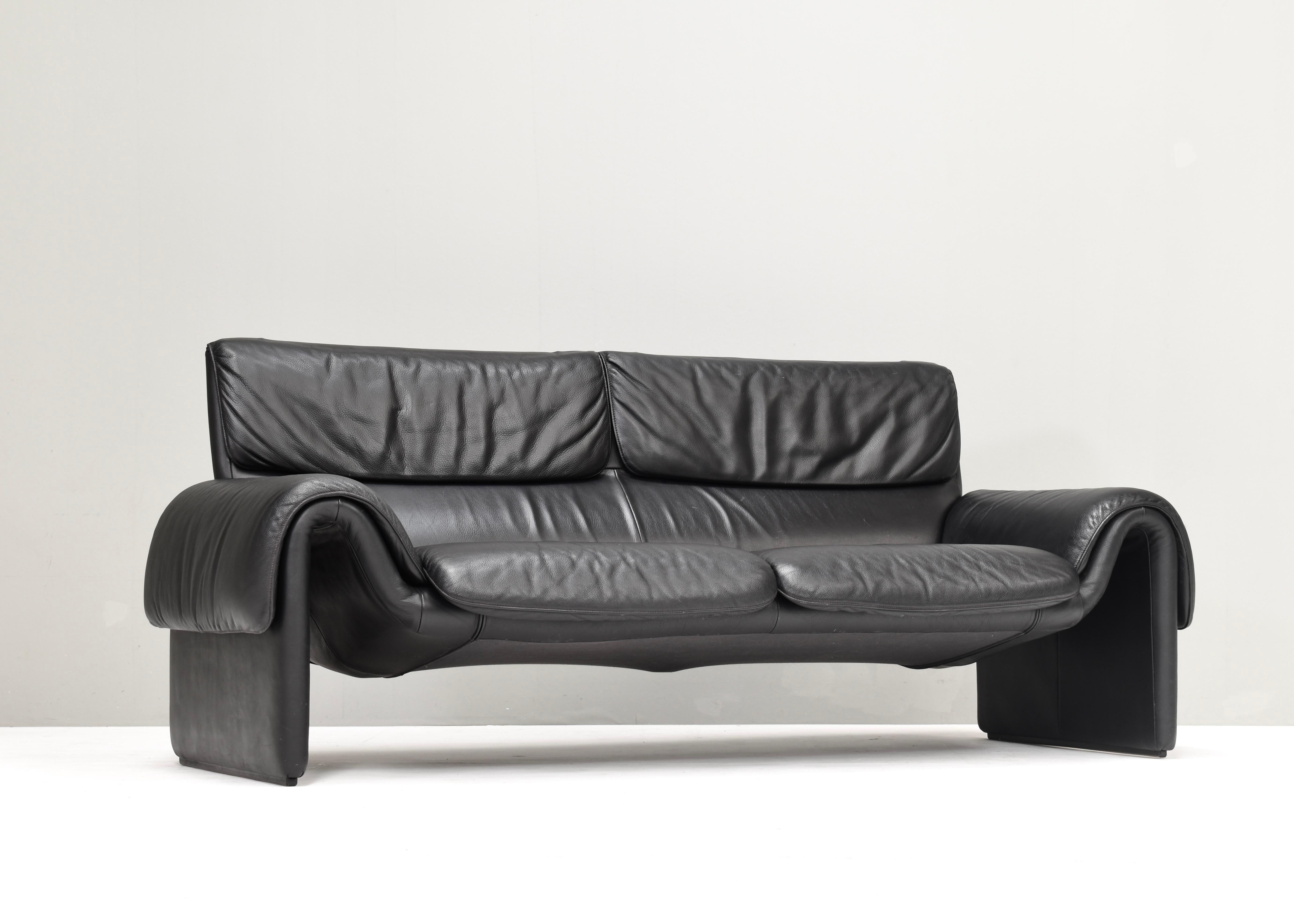 Mid-Century Modern De Sede DS-2011 Two-seat Sofa in Black Leather, Switzerland - circa 1980-90 For Sale