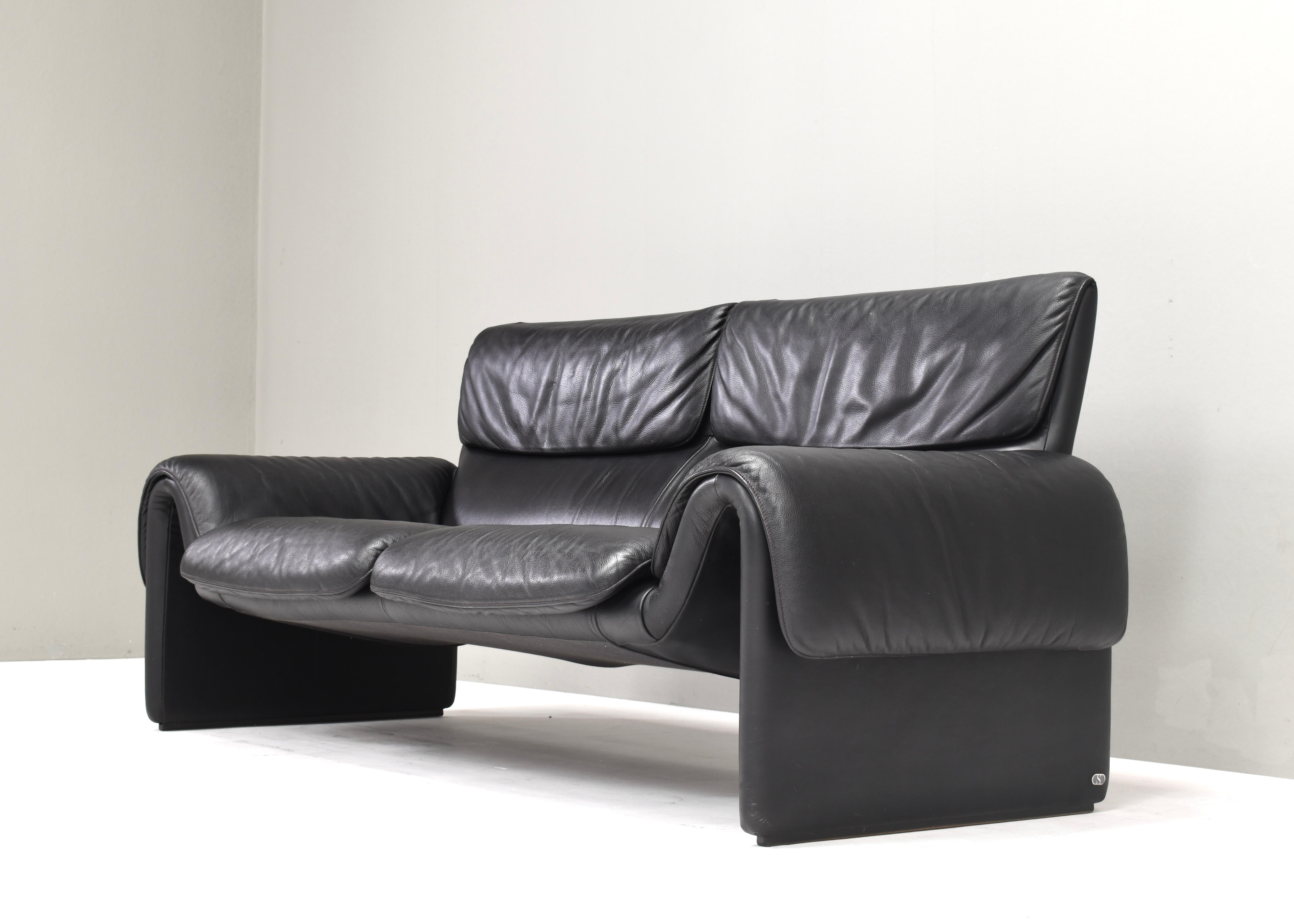 Swiss De Sede DS-2011 Two-seat Sofa in Black Leather, Switzerland - circa 1980-90 For Sale