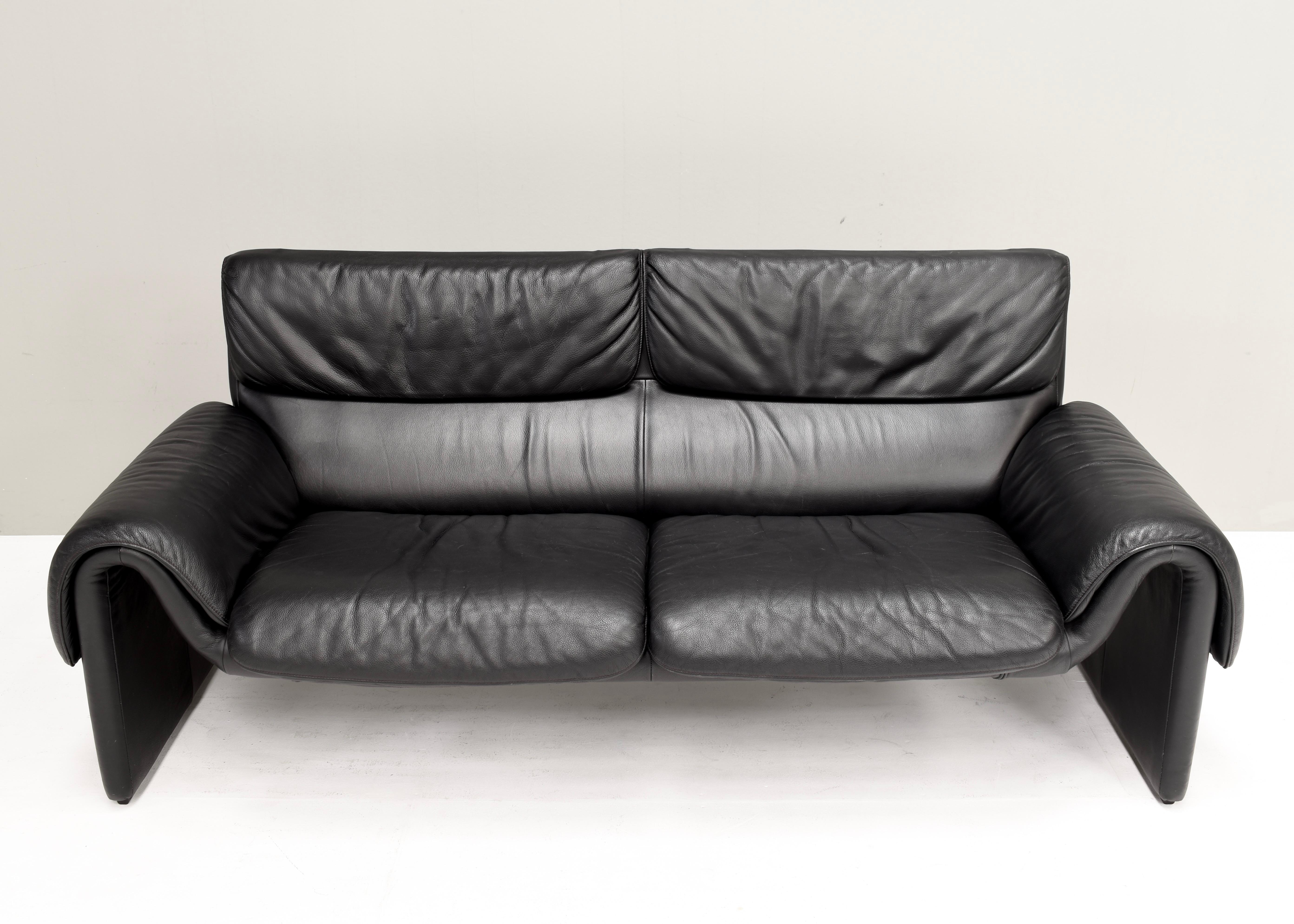 Late 20th Century De Sede DS-2011 Two-seat Sofa in Black Leather, Switzerland - circa 1980-90 For Sale