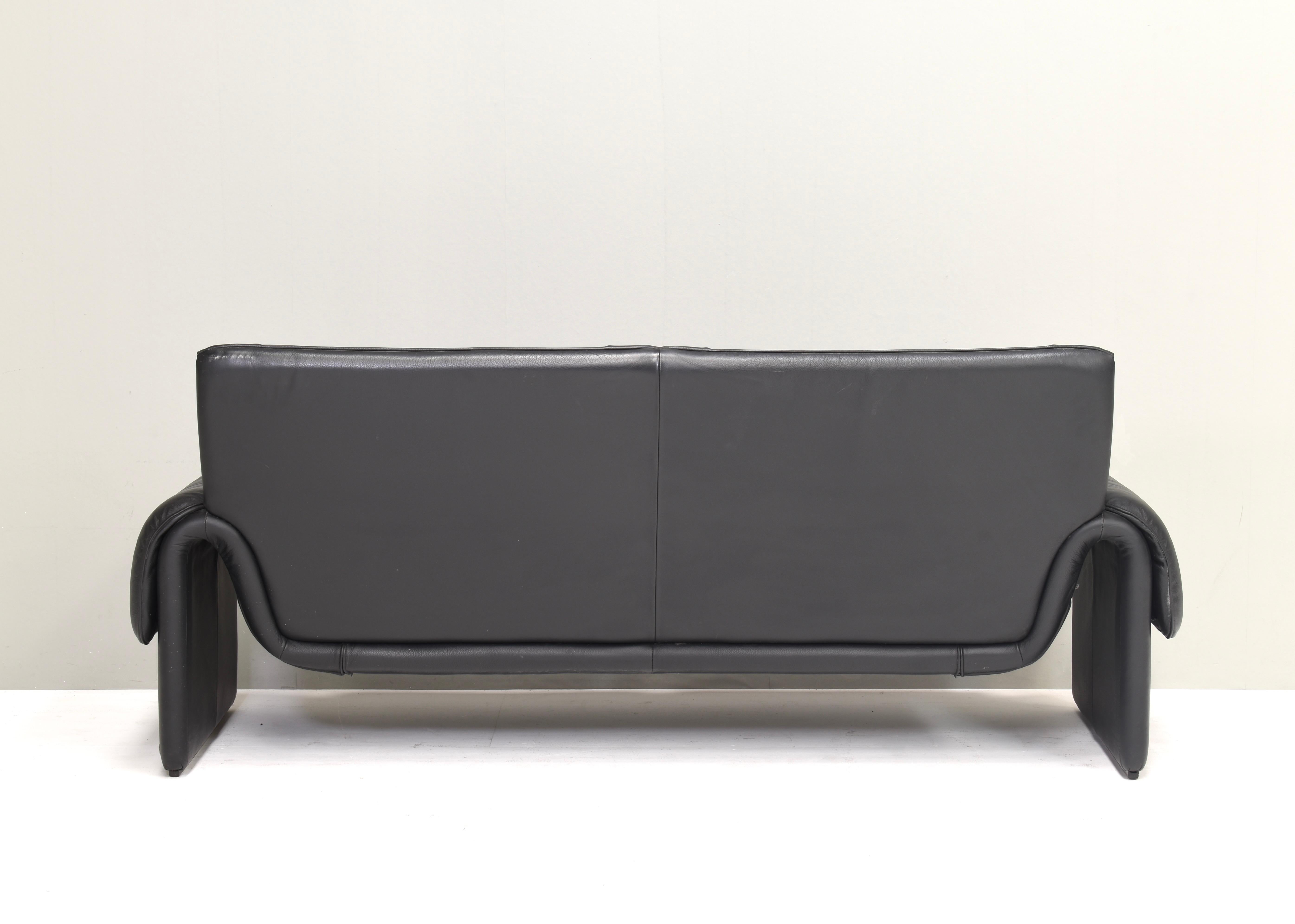 De Sede DS-2011 Two-seat Sofa in Black Leather, Switzerland - circa 1980-90 For Sale 1