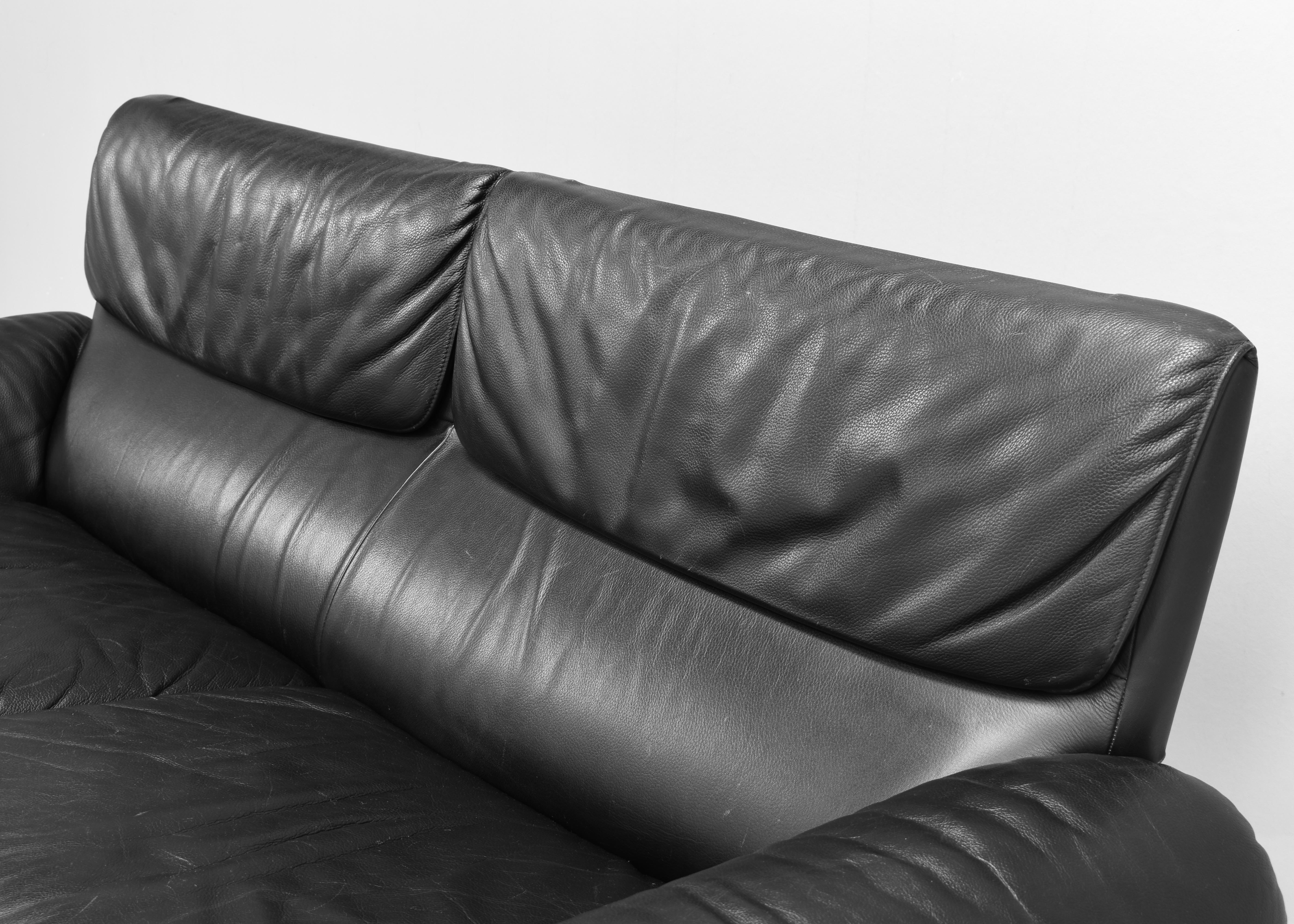 De Sede DS-2011 Two-seat Sofa in Black Leather, Switzerland - circa 1980-90 For Sale 2
