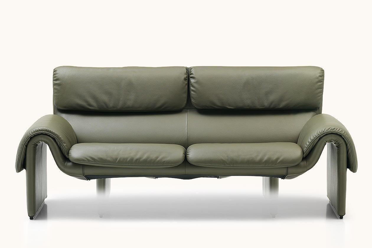 With its fluid, curved shapes, the DS-2011 appears powerful and dynamic where other furniture is already in a sleep mode. The visual lightness and modern, casual elegance underline the timeless look that makes the DS-2011 a sofa that can be and is