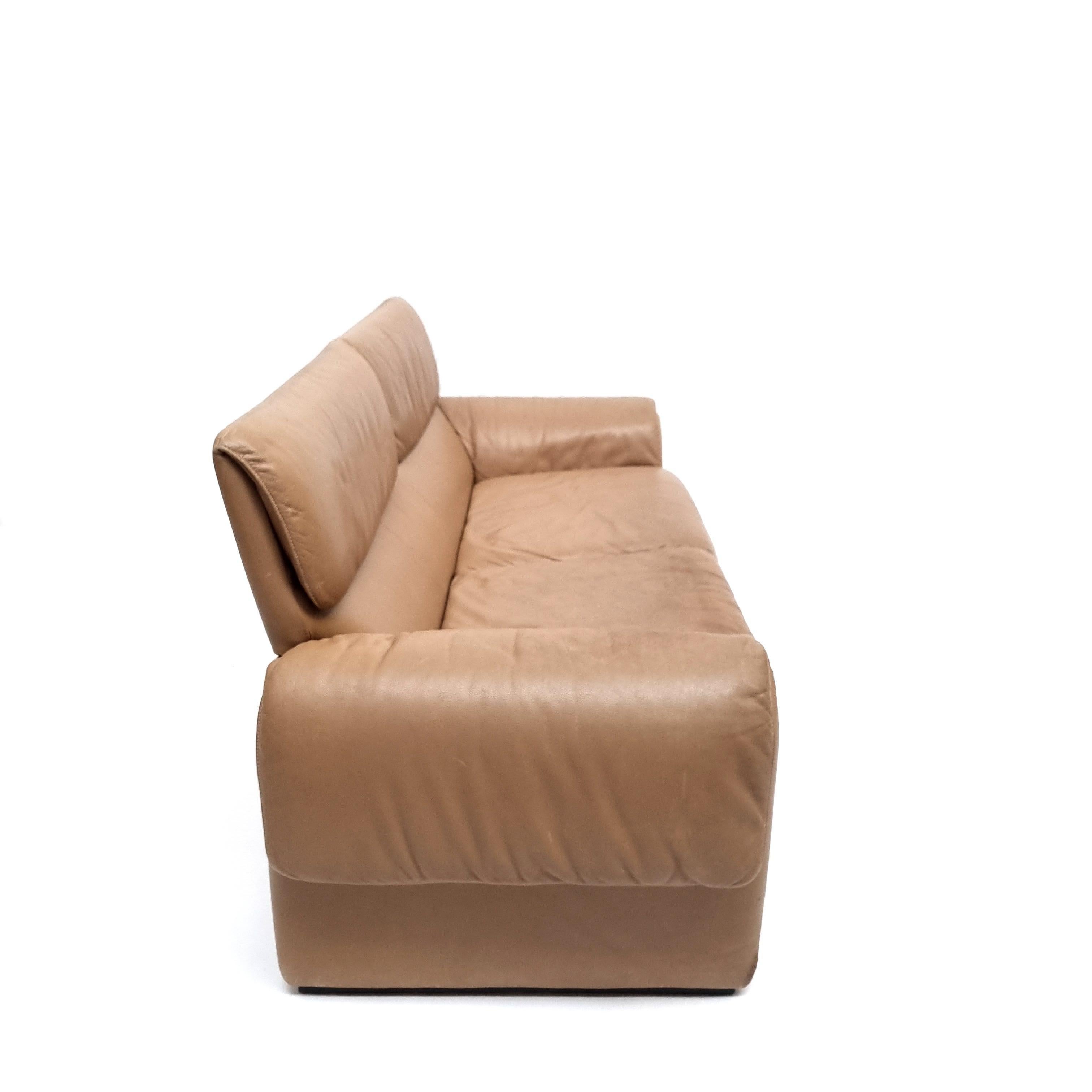 
Te presentamos el De Sede DS-2011, un sofá vintage de dos plazas de los años 80 que personifica la elegancia y la artesanía de esta renombrada marca suiza. Este modelo excepcional es un verdadero testimonio de diseño atemporal, con las líneas