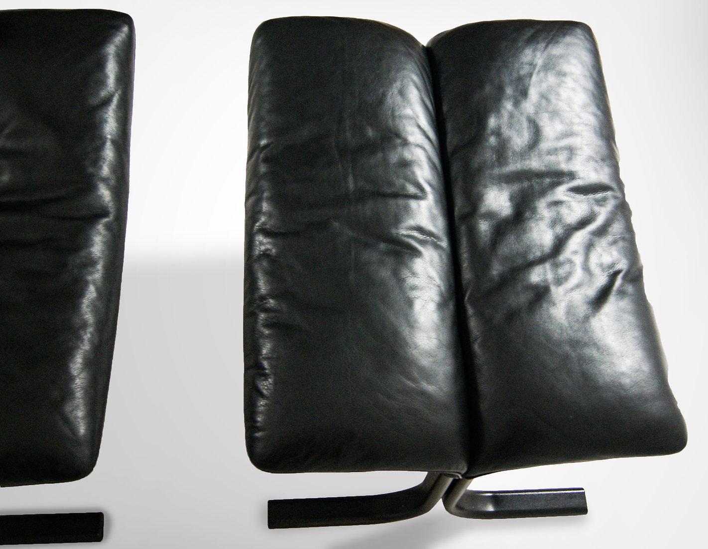 De Sede DS-2030 Sessel und Fußhocker aus schwarzem Leder von Hans Eichenberger (20. Jahrhundert) im Angebot