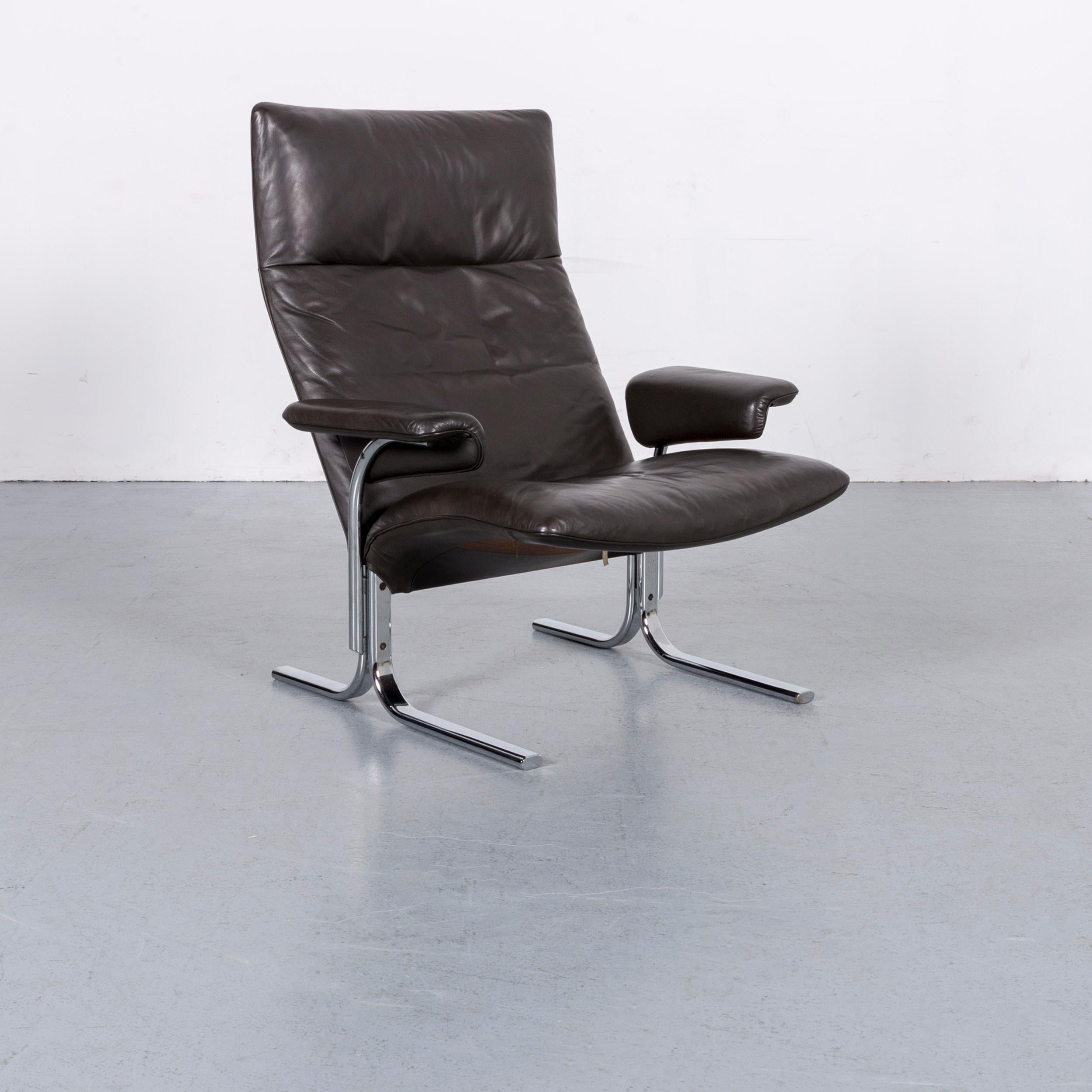 We bring to you an De Sede DS 2030 leather armchair brown one-seat.















