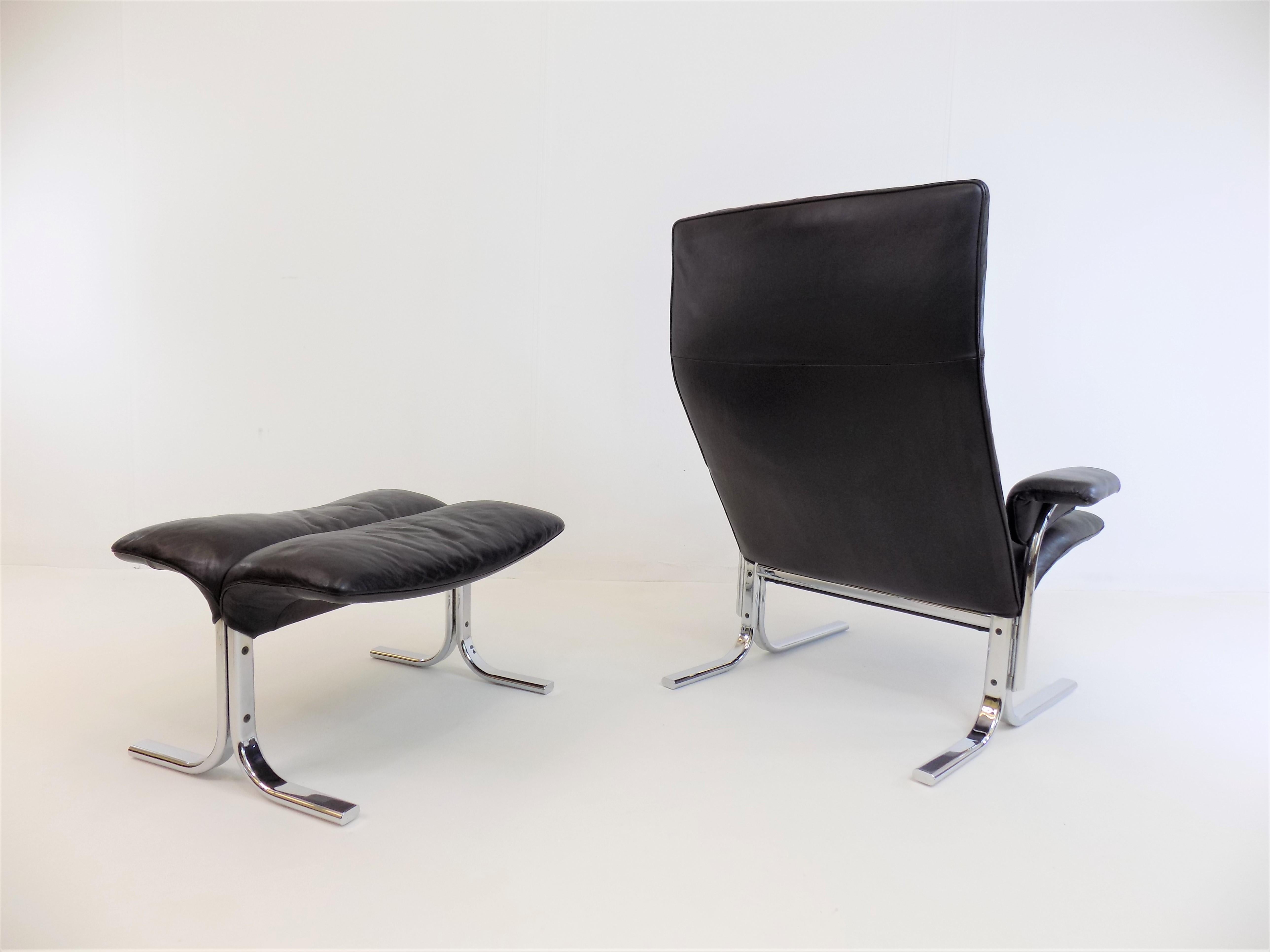 This DS 2030 in black leather with matching ottoman is in very good condition. The leather only shows slight signs of aging on the seat. The chrome frame of the armchair makes a new impression. The ottoman is in excellent condition in leather and