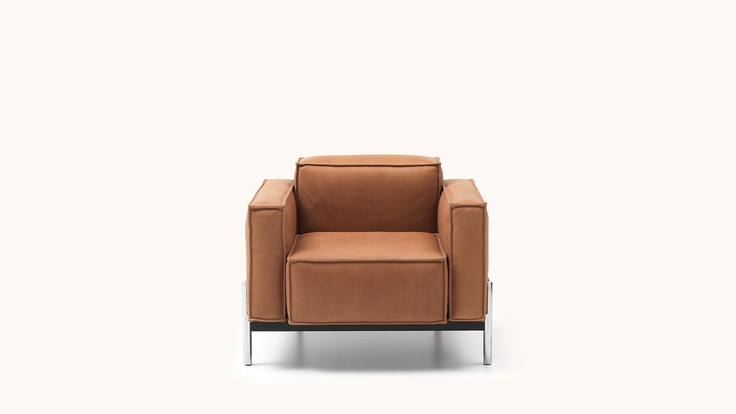 Opulent elements for modular use. The architectural structure of DS-21 is created by a metal frame that surrounds individual cushion volumes, seemingly carrying them effortlessly. The opulent elements counteract the clear lines of the frame. They