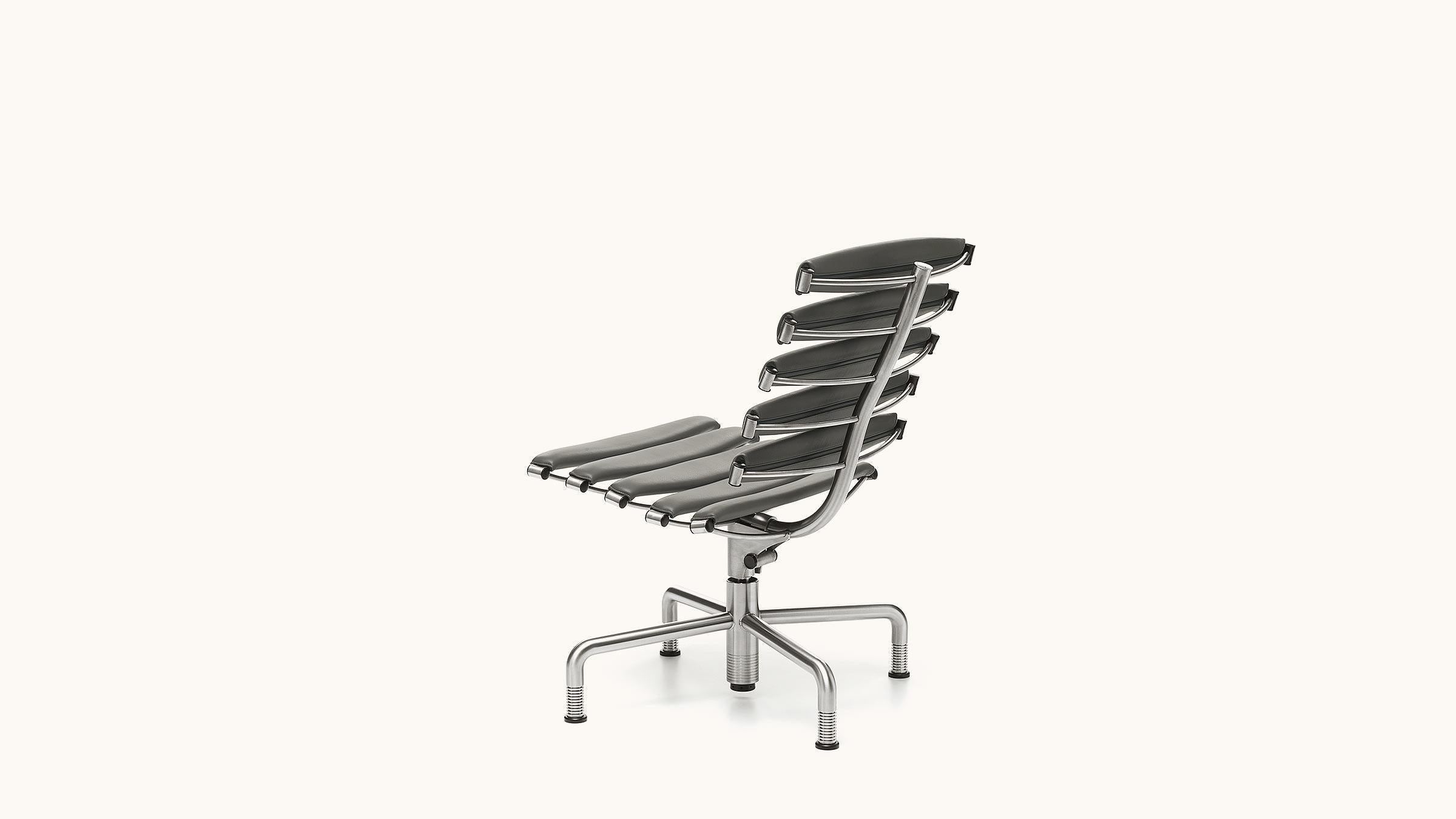 The slats on DS-2100 in finest leather adapt to individual body contours and provide, with its embracing feeling, the highest level of comfort. Available as a low-backed, visitor swivel chair, a high-backed executive chair, with headrest, tilt