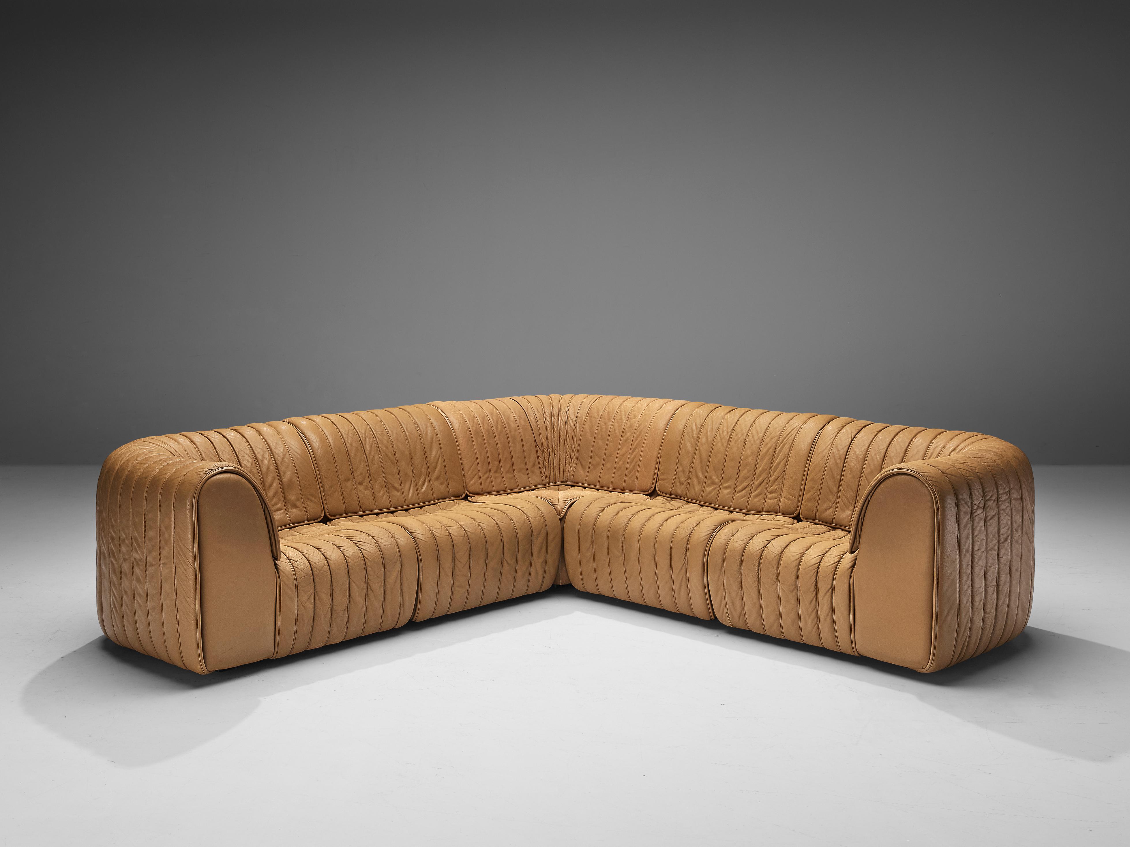 De Sede, ‘DS-22’ Modular sofa, leather, Switzerland, 1980s 

This high quality sectional sofa designed by De Sede in the 1980s contains one corner element, two regular elements, and two elements that are provided with armrests (but can also be