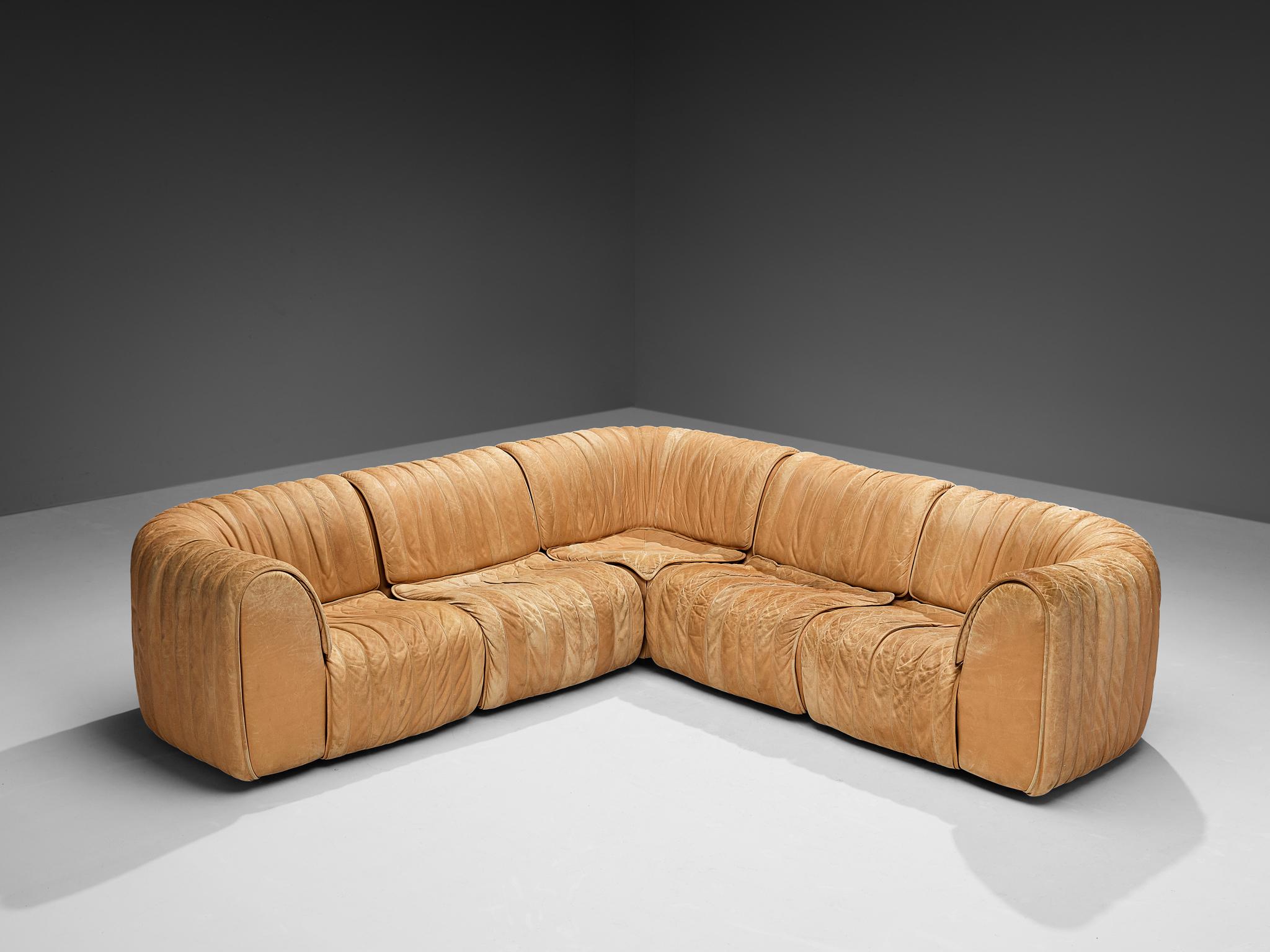 De Sede, 'DS-22' Modulares Sofa, Leder, Schweiz, 1980er Jahre 

Dieses hochwertige, von De Sede in den 1980er Jahren entworfene Sektionssofa besteht aus drei Eck- und drei regulären Elementen. Dadurch wird das Sofa sehr vielseitig, da es