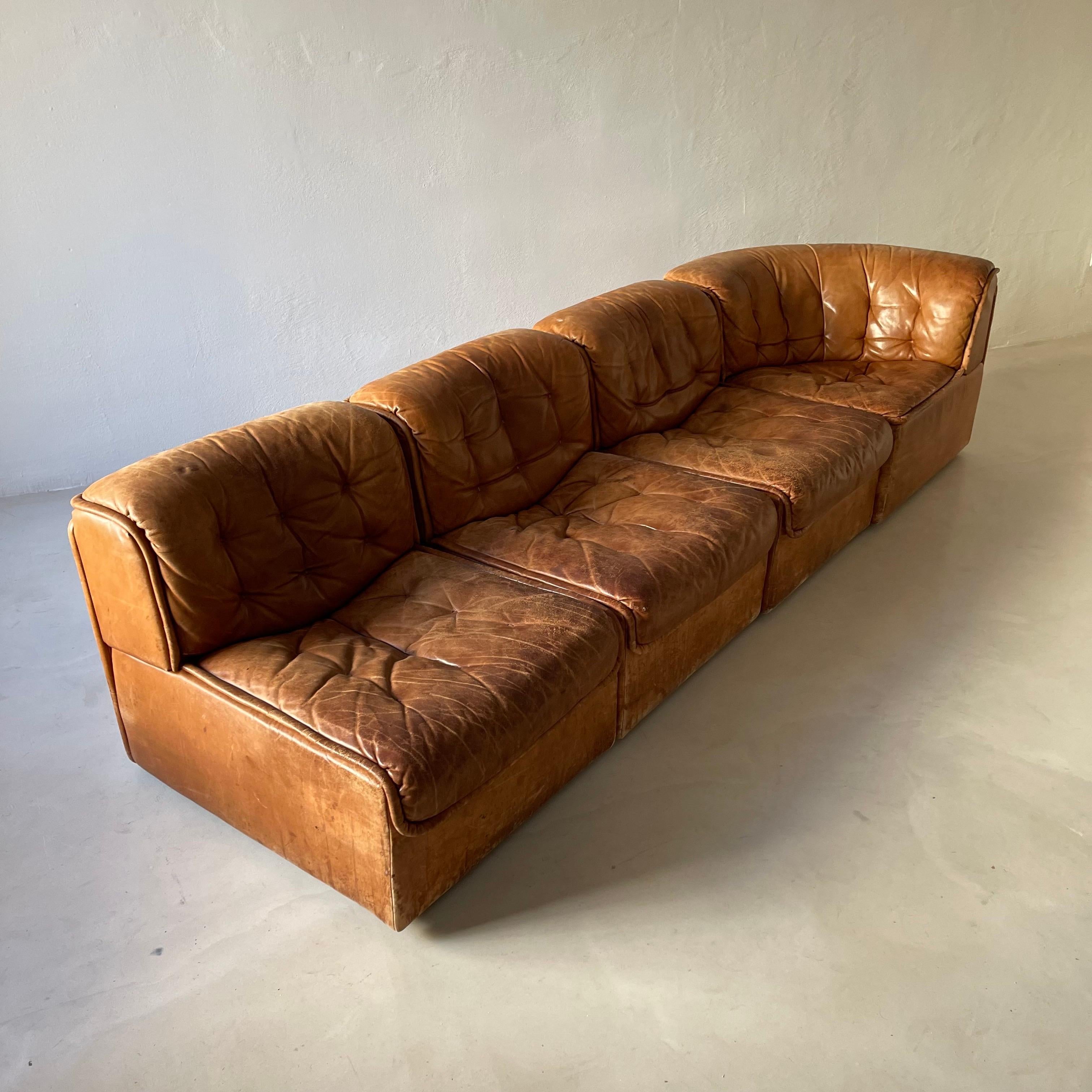 De Sede, 'DS-22' sectional sofa, leather, Switzerland, 1970s.

This beautiful sectional sofa designed by De Sede in the 1970s, and contains three regular seating elements and one corner element. The tufting of the seats adds to the essence of the