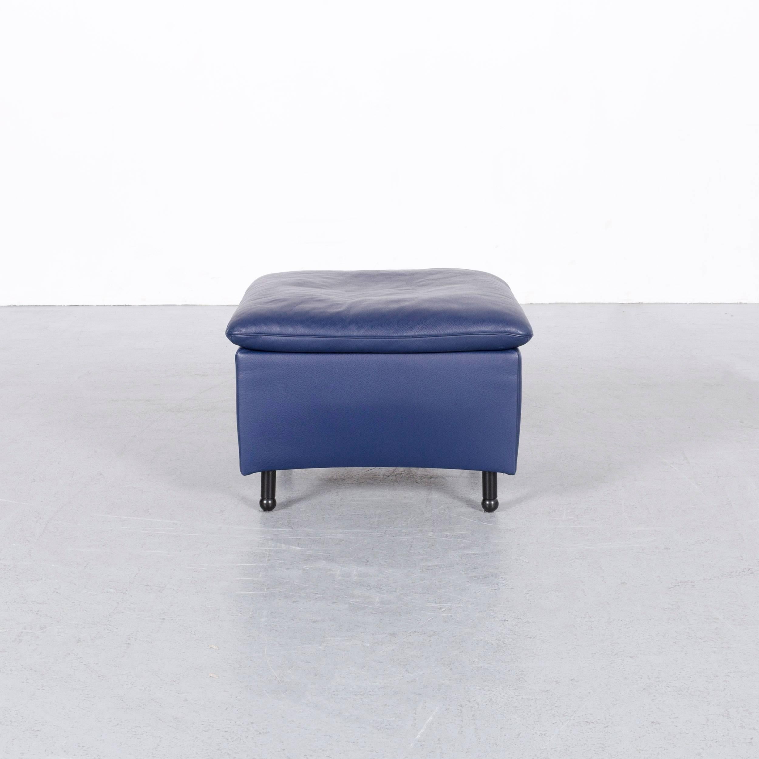 We bring to you an De Sede DS 23 leather foot-stool blue bench.