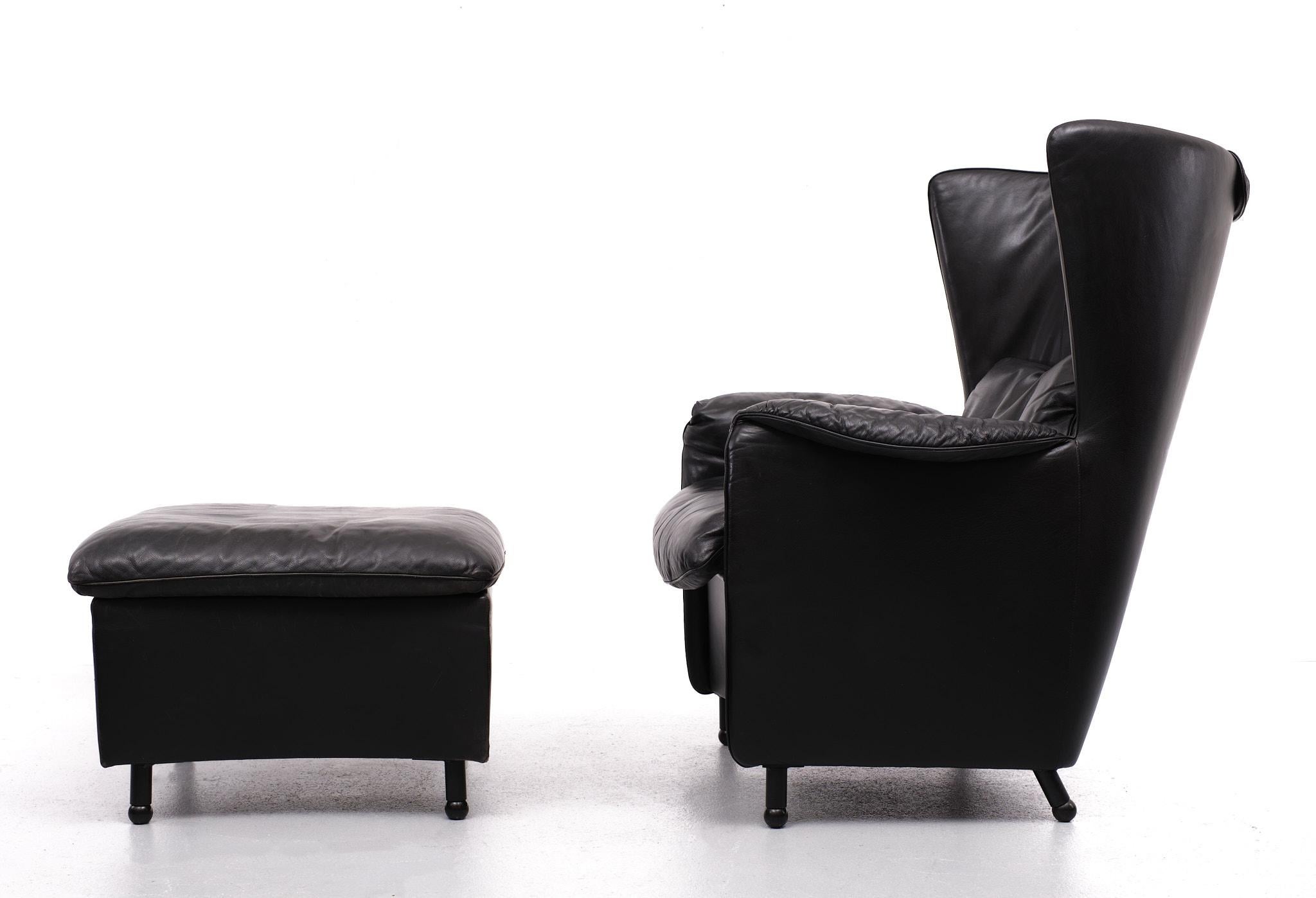 De Sede DS 23 Superb set. Lounge wing chair and a matching ottoman. Black smooth Alanine Leather comes complete with the neck cushion and lumbar cushion.
Made by the master furniture makers from Switzerland. 
Very good quality and seating comfort