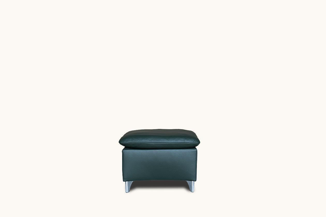 As a light, dainty high-back chair, the DS-23 is suitable as an individual armchair or to complement a seating group. The armrests are skillfully integrated into the body by the master upholsterers, creating a flowing transition between body and
