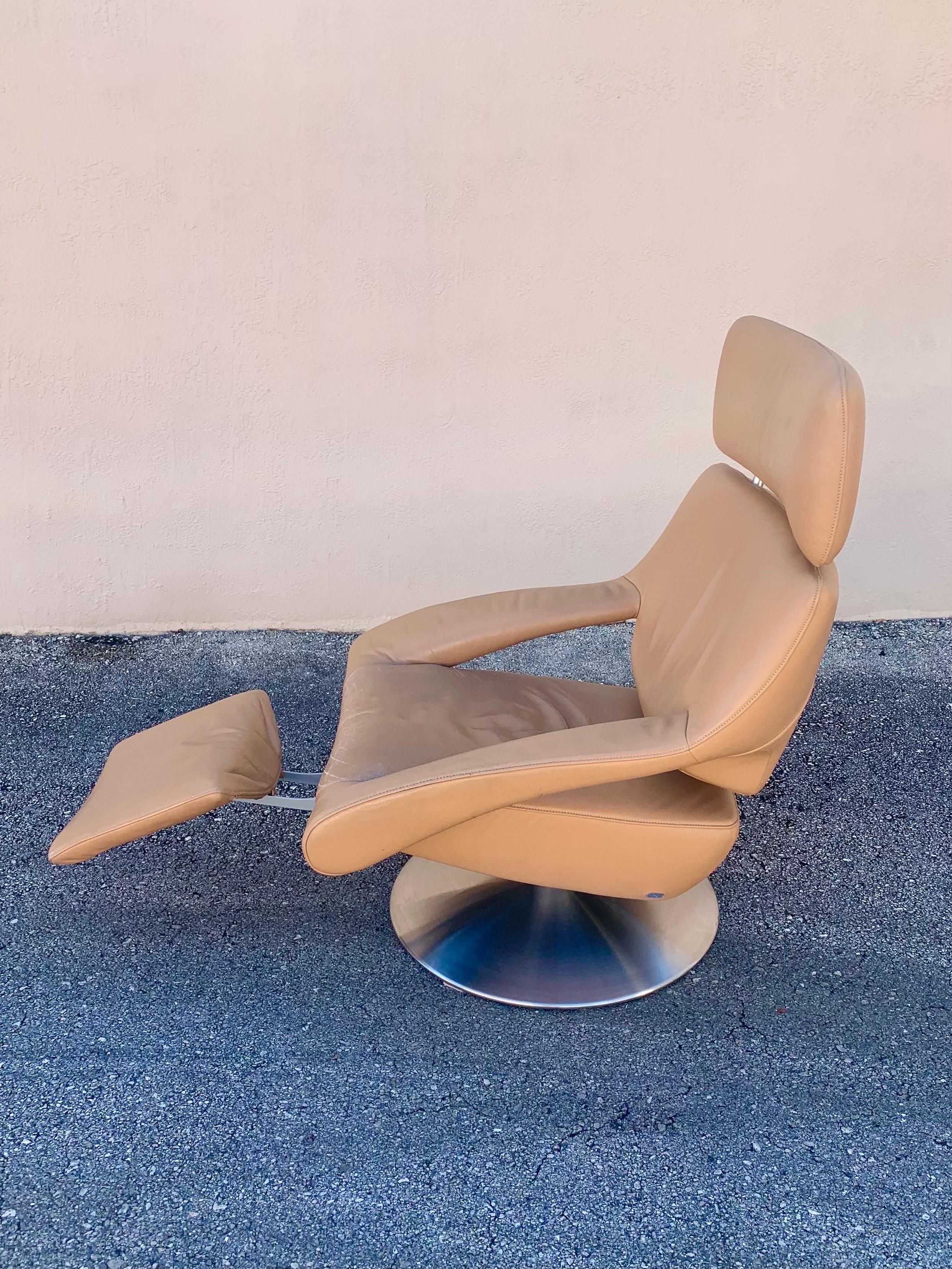 De Sede DS 255 lounge chair is a beautiful neutral tan leather. 

De Sede is manufactured in Switzerland and is known world wide for its quality. This chair is wonderfully comfortable. The chair has many configurations to ensure the comfort of its