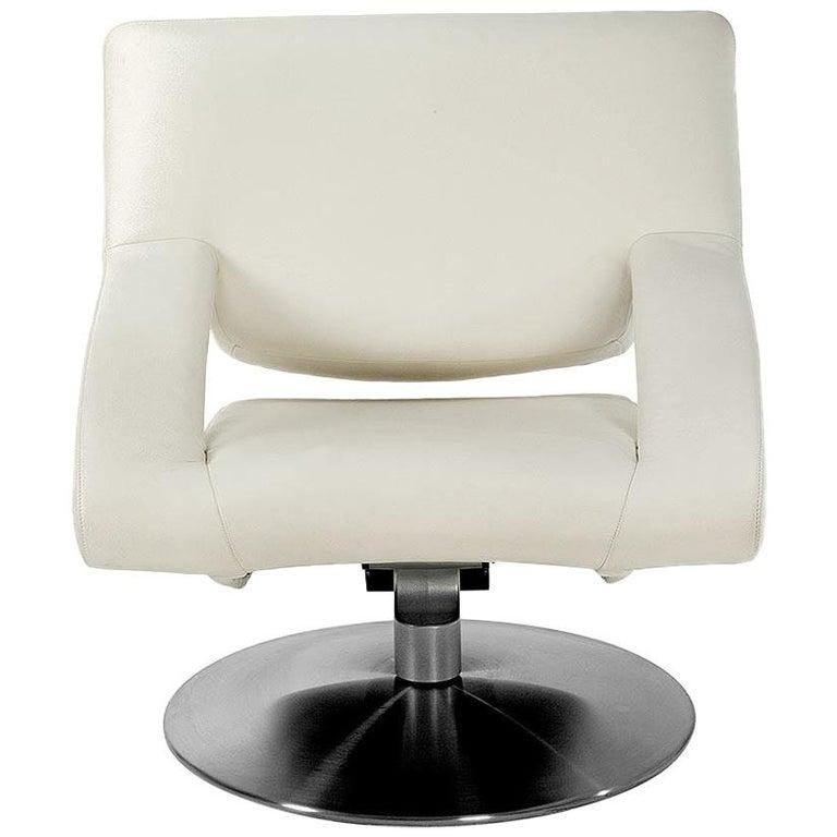 La chaise est l'objet d'ameublement moderne qui a le plus occupé les designers. Aucun autre meuble n'a été aussi soigneusement testé, étudié et examiné de près pour sa composition, son confort et sa fonction, son cœur et ses poumons, que la chaise.