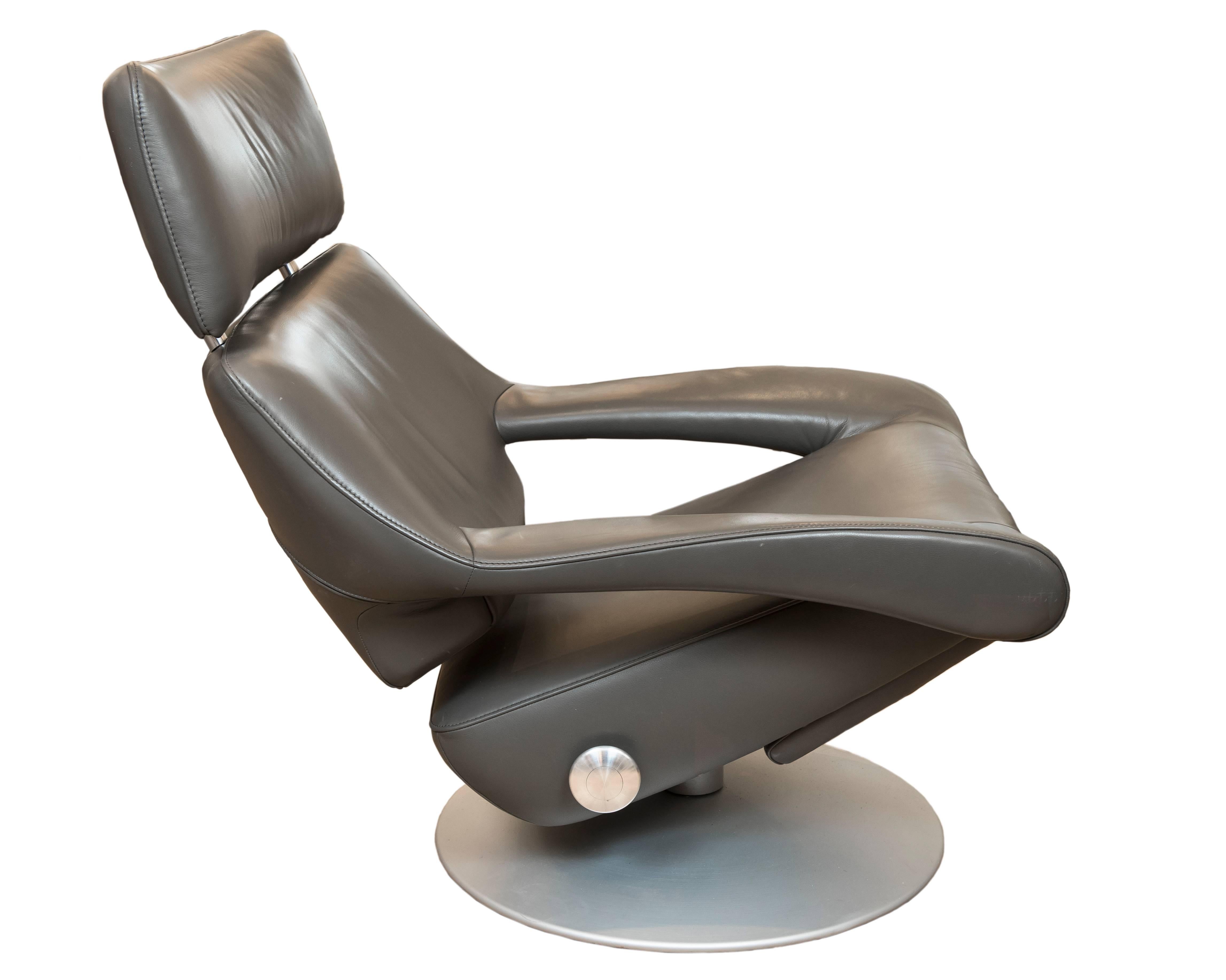 This wonderfully comfortable lounge chair in grey leather by premium furniture maker De Sede of Switzerland has a full 360 swivel, a two level hideaway foot stool, a side locking mechanism to adjust the tilt and is in excellent vintage