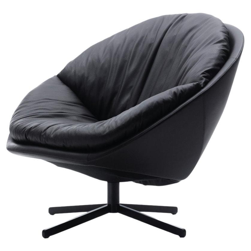 Sven Dogs hat den Sessel DS-265 entworfen, der mit seinen weichen, eleganten Rundungen und der kontrastierenden Sitzkante höchsten Komfort bietet. Bei der Gestaltung dieses eleganten Designs ließ sich der in Wien lebende Designer von der