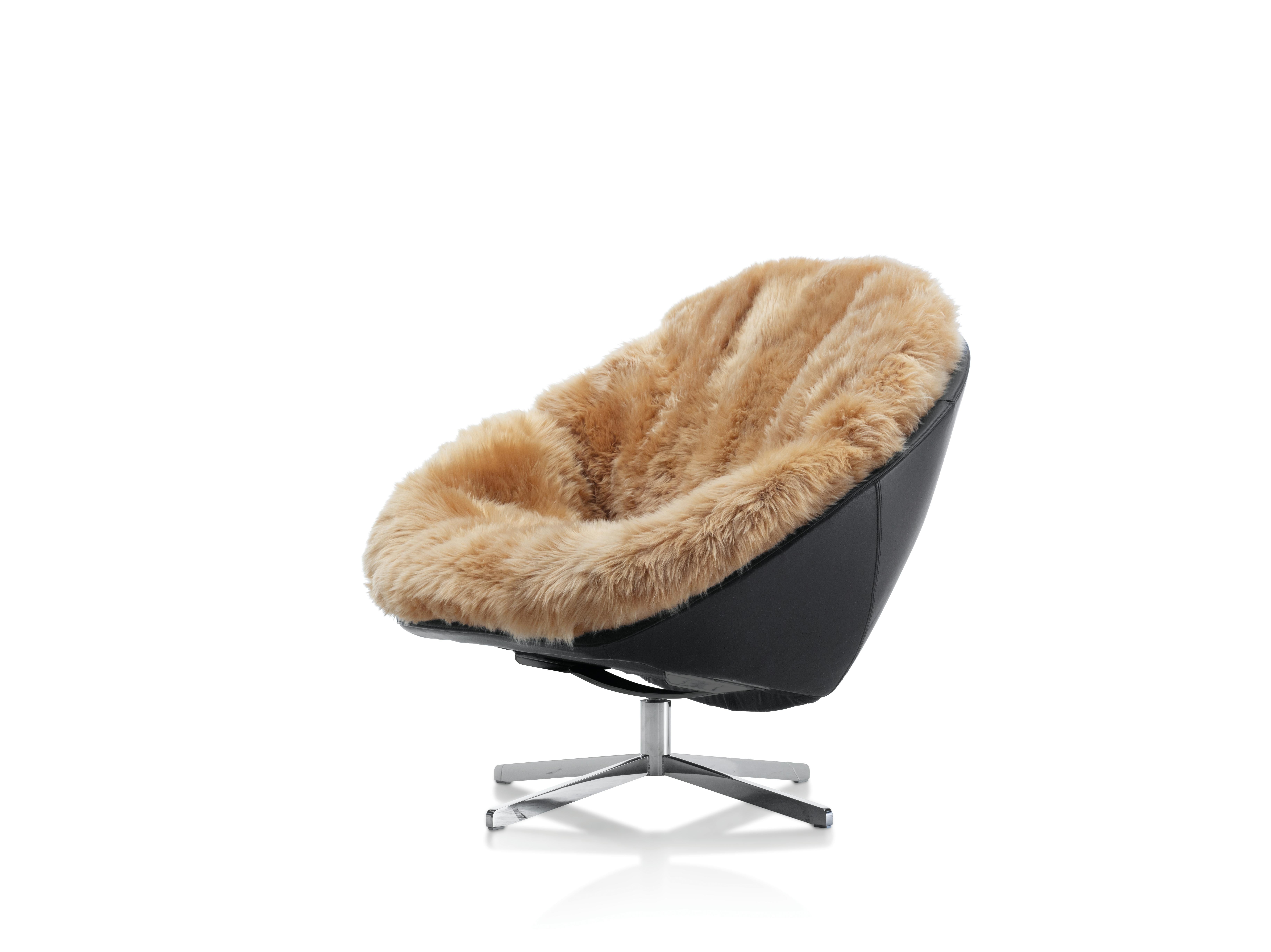 De Sede DS-265 Coco with Sheepskin 'Nomade'. New, current production.

Price mentioned is for a chair with the outer shell in high quality 'Select' leather + cushion in sheepskin 'Nomade'.

The DS-265 Coco is an oasis of comfort. Sven Dogs has