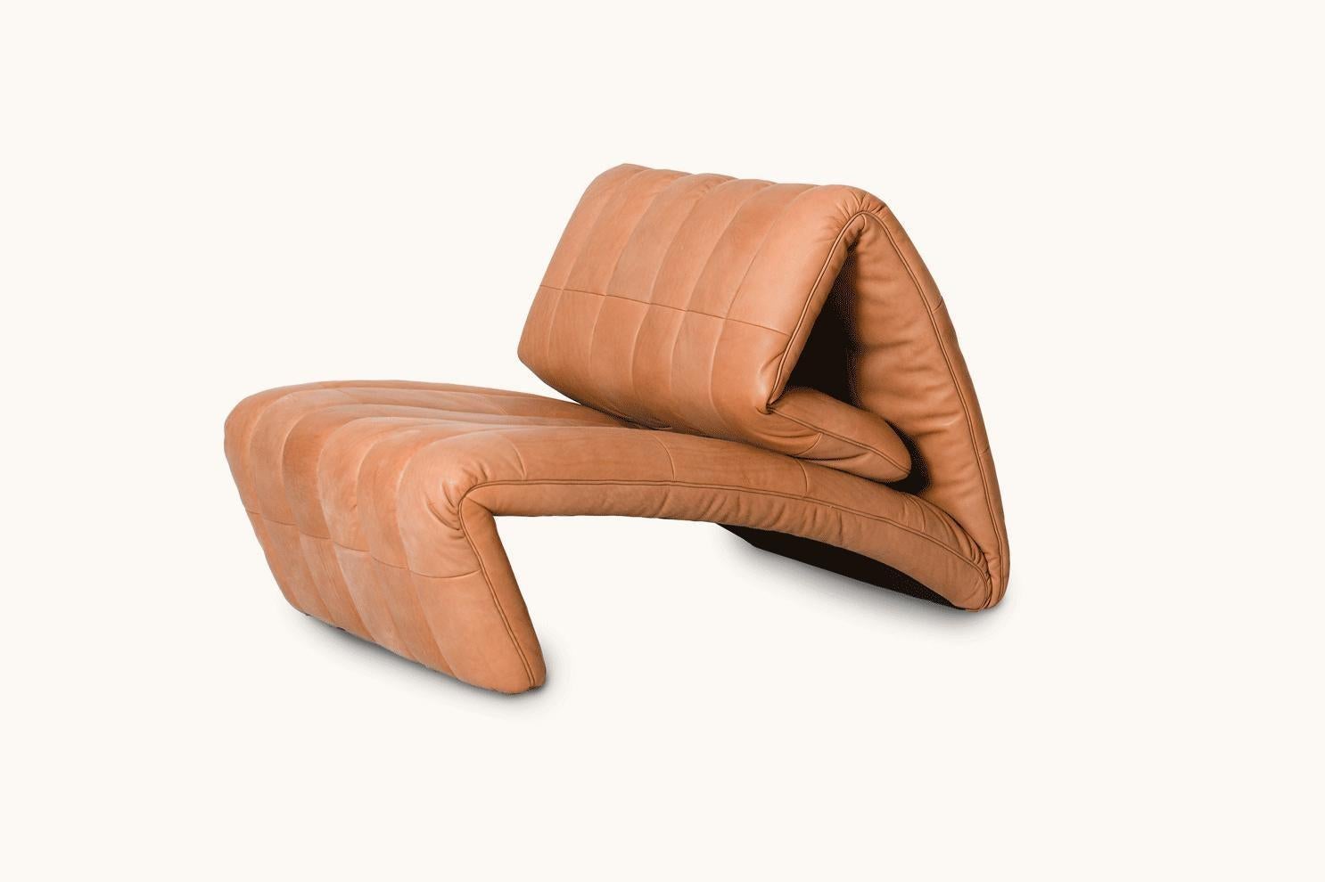 Geometric form and the simplest function. A seat suddenly turns into a comfortable recliner – DS-266 condenses more than 30 years of work by designer Stefan Heiliger into a highly individual sculpture characterized by a love of geometric forms and