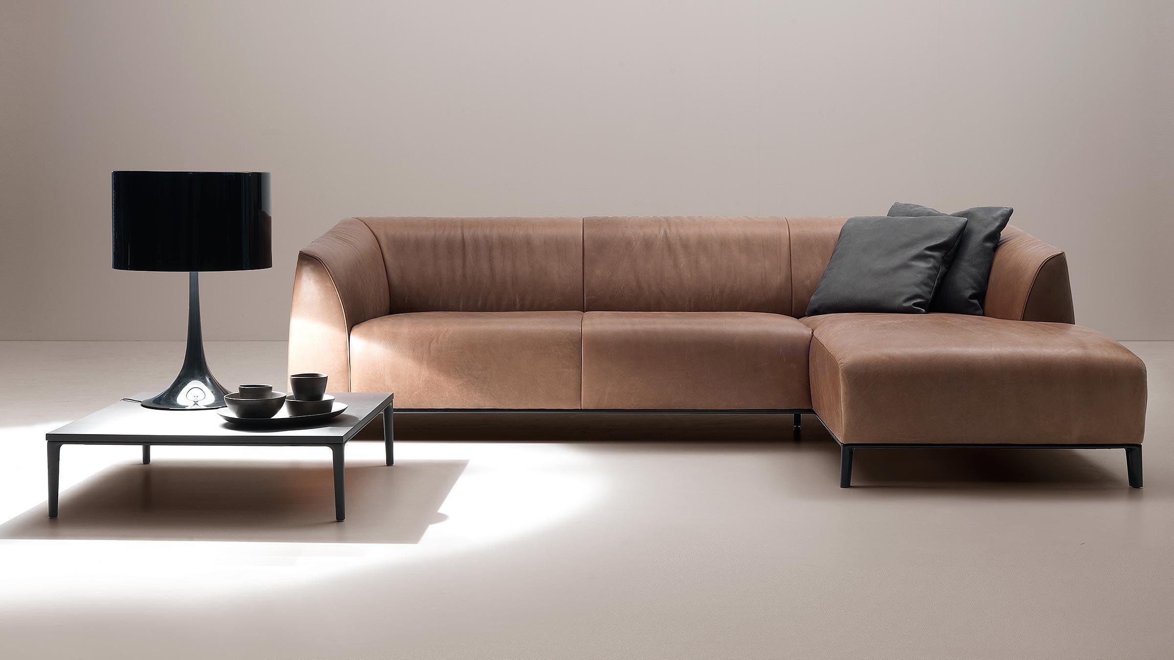 Generously curved, taut surfaces in a very soft implementation are the basic ideas of Christian Werner, as he designs the image of the DS-276 slowly in front of his inner eye; what at first appears as a contradiction makes the charm of a dream sofa.