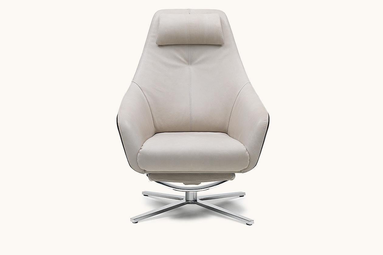 Maximum relax comfort. DS-277 is impressive for its formally exciting transition between the seat and back shell as a characteristic feature. A variety of leather qualities are available for the outer and inner shell. Infinitely height-adjustable