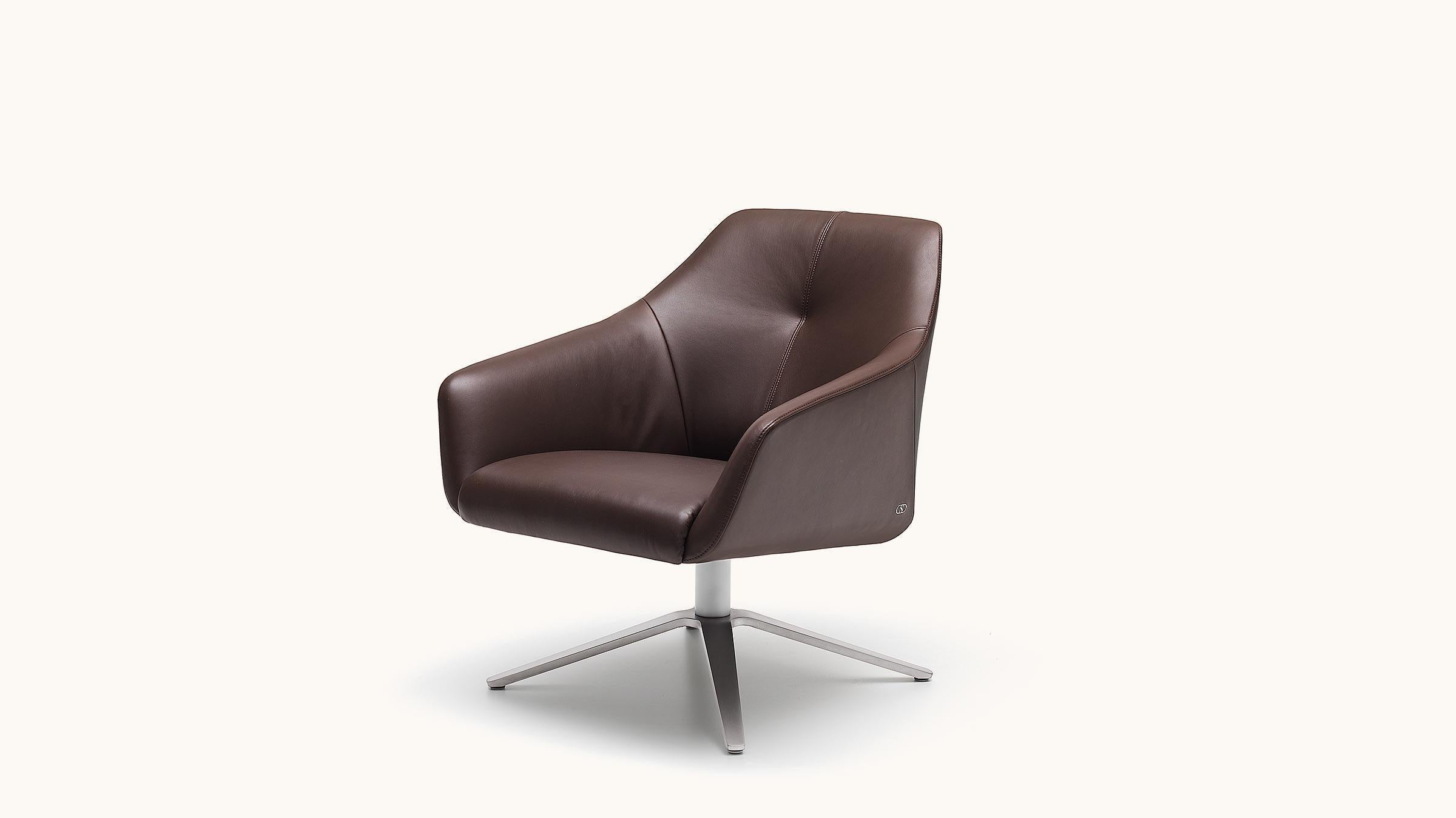 A relaxing miracle for all desires. Low- or high-backed chairs with a slender star base, as dining chairs or lounge chairs, for uplifting seating comfort with the highest esthetic standards. Formally exciting transition between the seat and back
