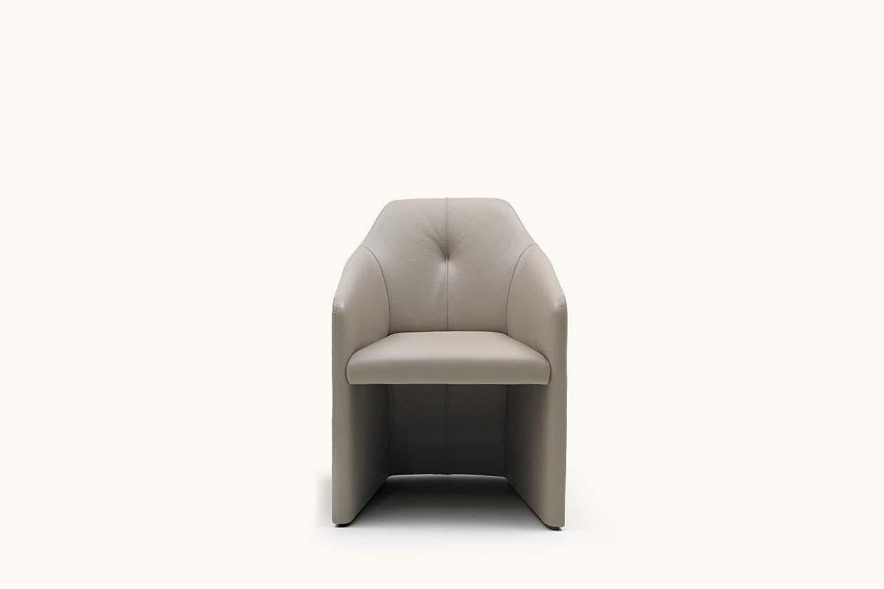 A relaxing miracle for all desires. Low- or high-backed chairs with a slender star base, as dining chairs or lounge chairs, for uplifting seating comfort with the highest esthetic standards. Formally exciting transition between the seat and back