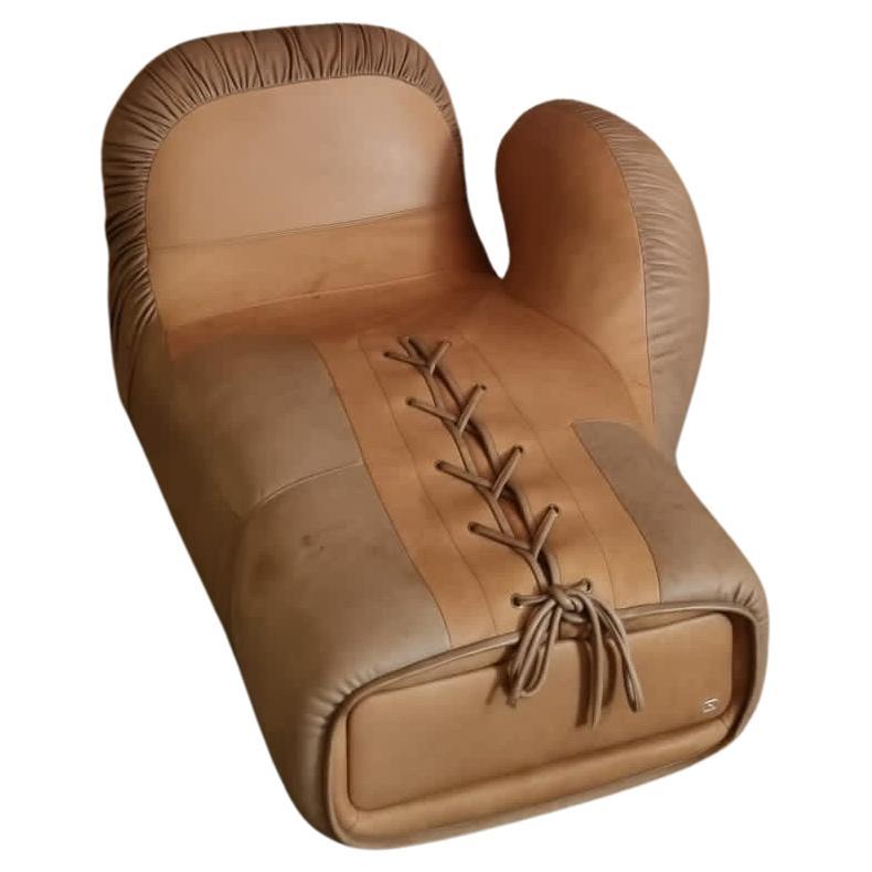 DS-2878 Boxing Set including the lounge chair and DS-2878/60 punching Bag by de Sede Design Team

Spectacular Boxing Chaise Lounge from the manufacturer De Sede, a 7.1 scale boxing glove handmade by artisans, re-edition of the one originally