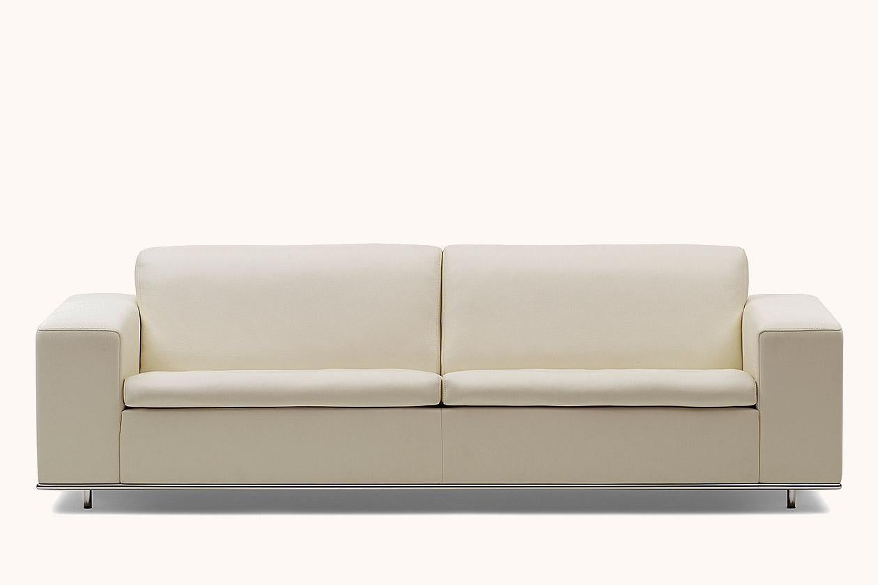 Le DS-3 met délibérément l'accent sur l'importance d'une assise confortable et relaxante. Enfin, avec le DS-3, notre Signora a réussi à créer une nouvelle interprétation du canapé près du sol. Toutes les petites nuances sont respectées jusque dans