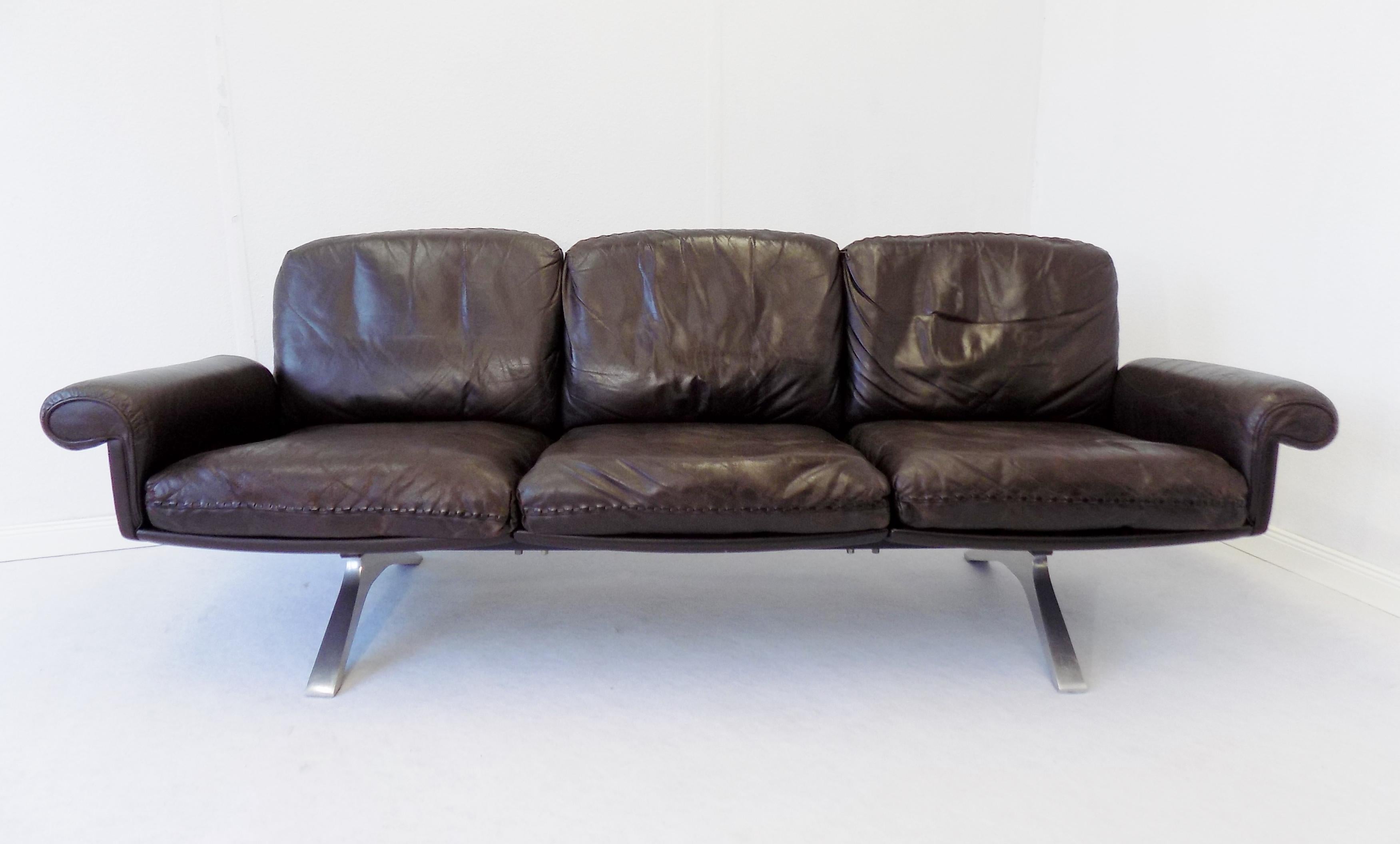 The DS 31 is a timeless design of the famous Swiss manufacturer De Sede. Since 1965 De Sede produces furniture in the highest quality. This 3-seat comes in dark brown and shows little patina on the leather. The stainless steel base is in very good