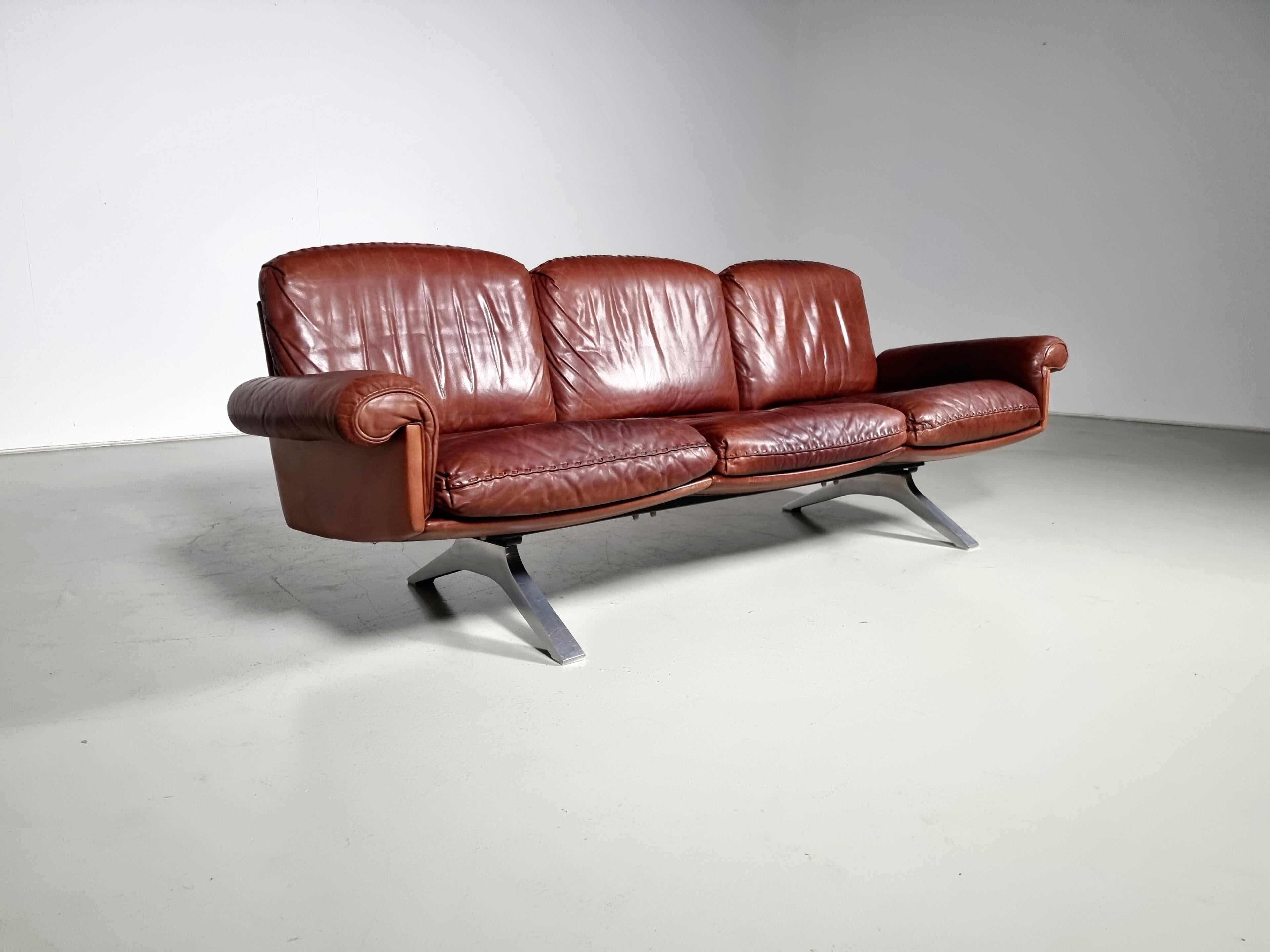 De Sede ''DS-31'' 3-Sitzer Sofa, Leder, verchromtes Metall, Schweiz, 1970er Jahre

Der tiefe Sitz und die geschwungenen Armlehnen garantieren ein bequemes Sitzerlebnis. Auch die dicken Ledersitzkissen bieten ein Höchstmaß an Komfort. Dieses Sofa