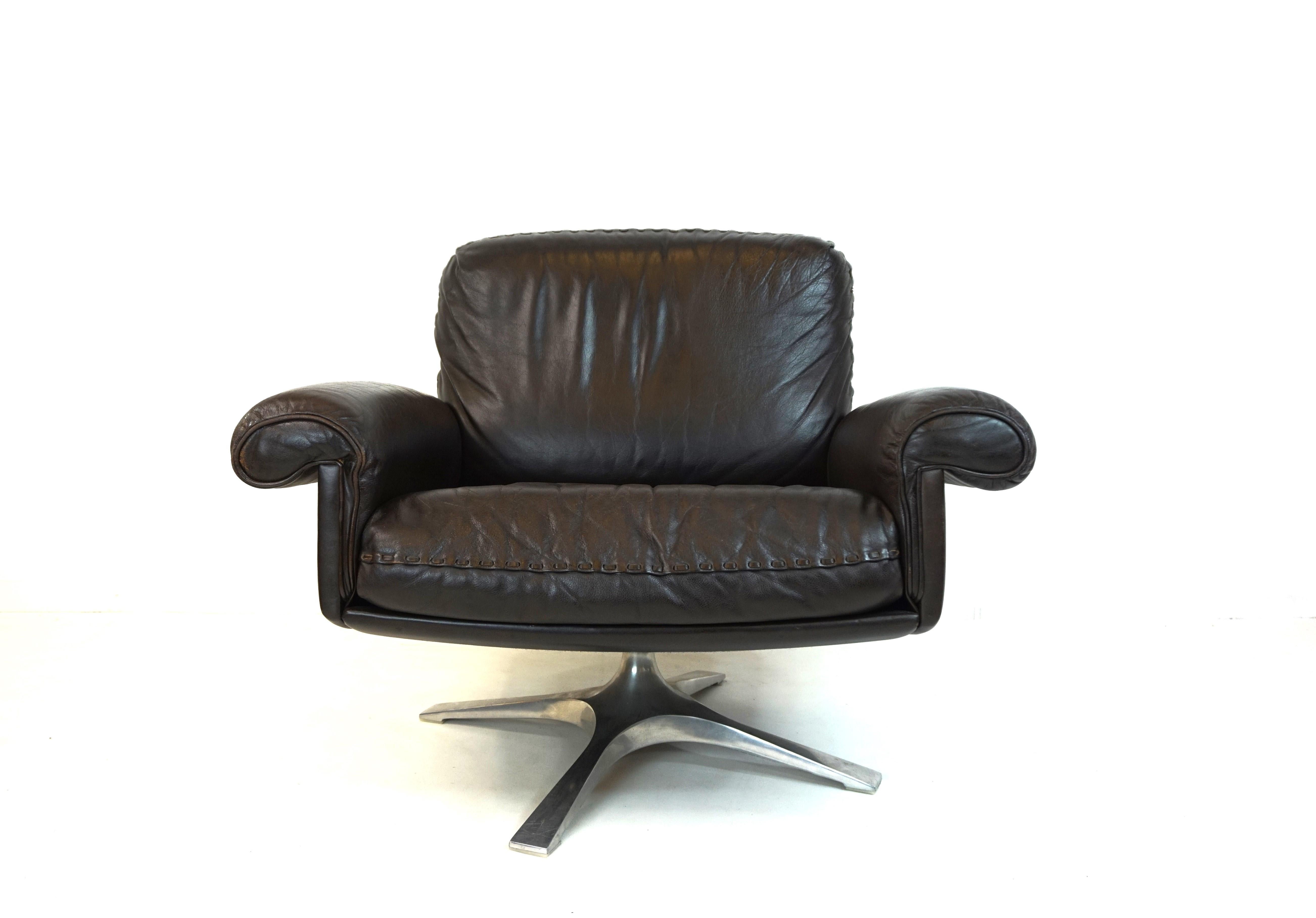This De Sede DS 31 leather armchair with a short backrest makes an excellent impression. The armchair's dark brown leather is in very good condition, the strap stitching is intact and the seat shows minimal patina. The armrests are, especially in