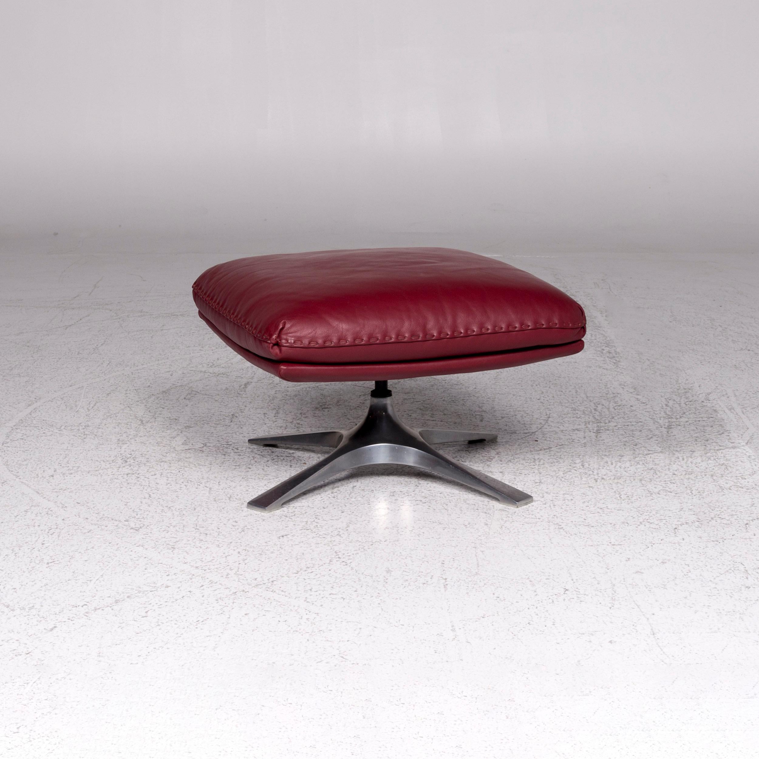 We bring to you a De Sede DS 31 leather stool red.

 Product measurements in centimeters:
 
 Depth: 61
 Width: 61
 Height: 41.






 