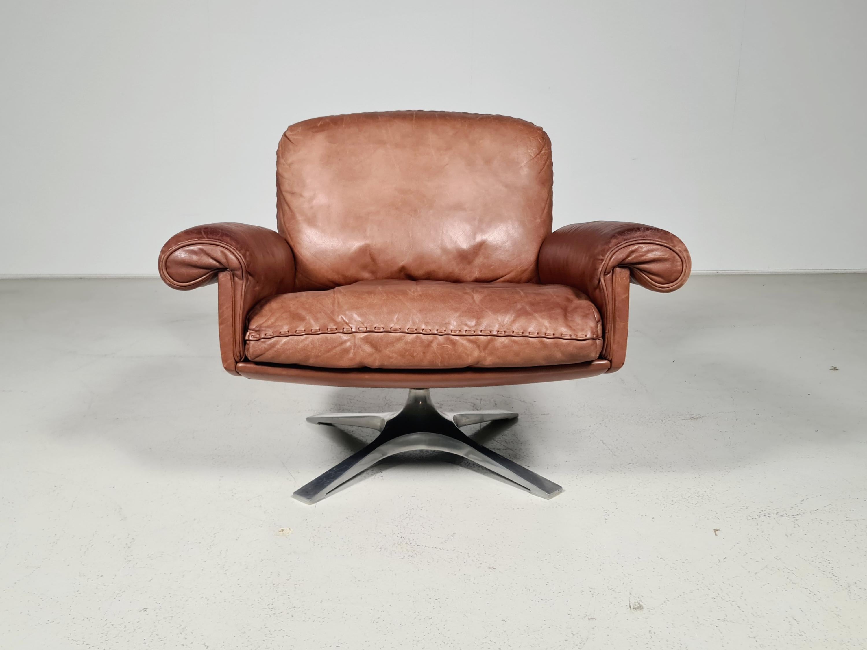 Original De Sede DS-31 Lounge Chair aus den 1970er Jahren in schönem, weichem, hellbraunem Anilinleder mit prächtigen Peitschenstich-Kantendetails. Der Stuhl ist äußerst bequem und steht auf gebürsteten Aluminiumgussbeinen.
 