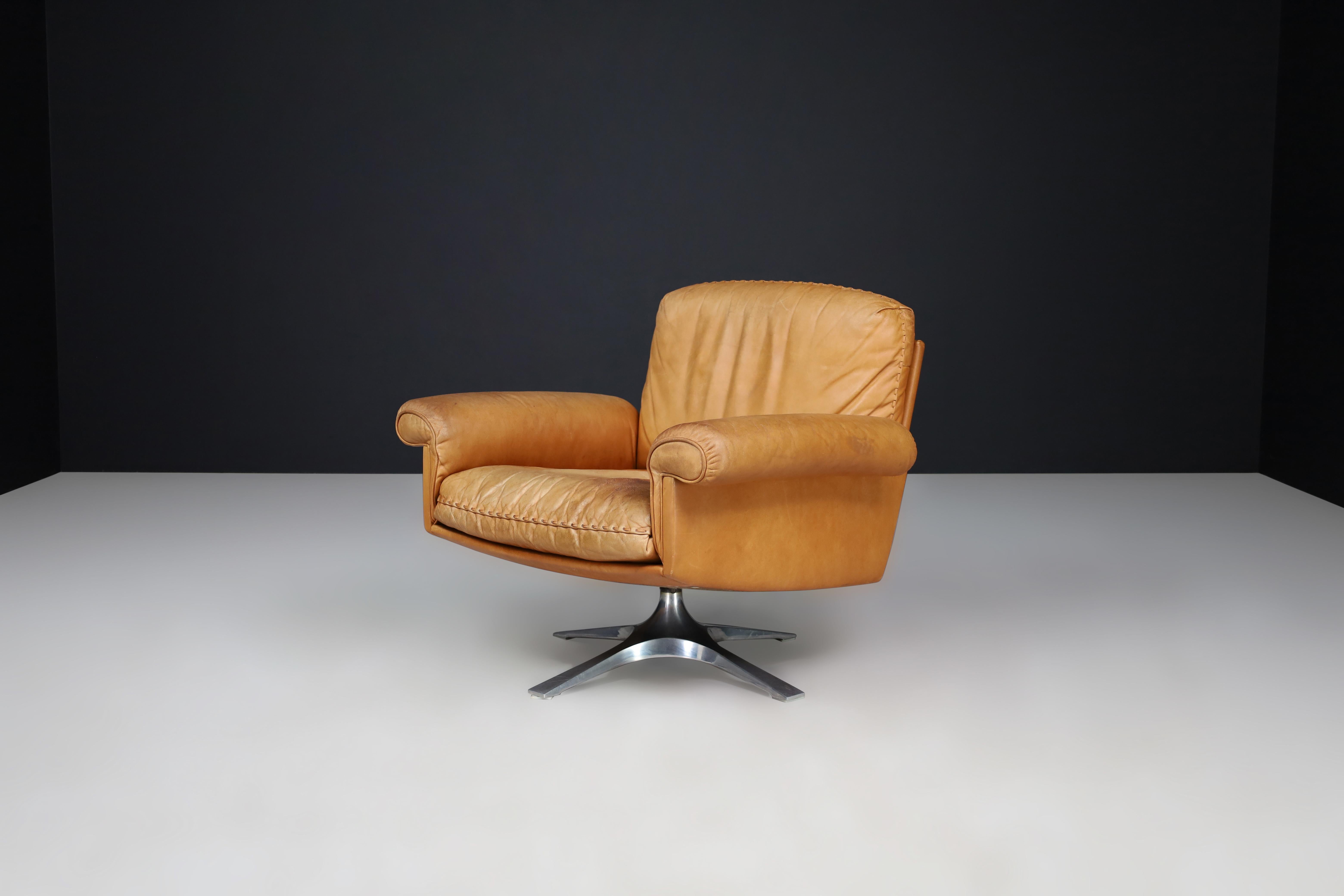 Chaise longue DS-31 de De Sede en cuir brun cognac patiné, Suisse, années 1970

La chaise longue DS-31 de De Sede est un meuble de grande qualité en cuir fin et en métal chromé. Fabriqué en Suisse dans les années 1970, son assise profonde et ses