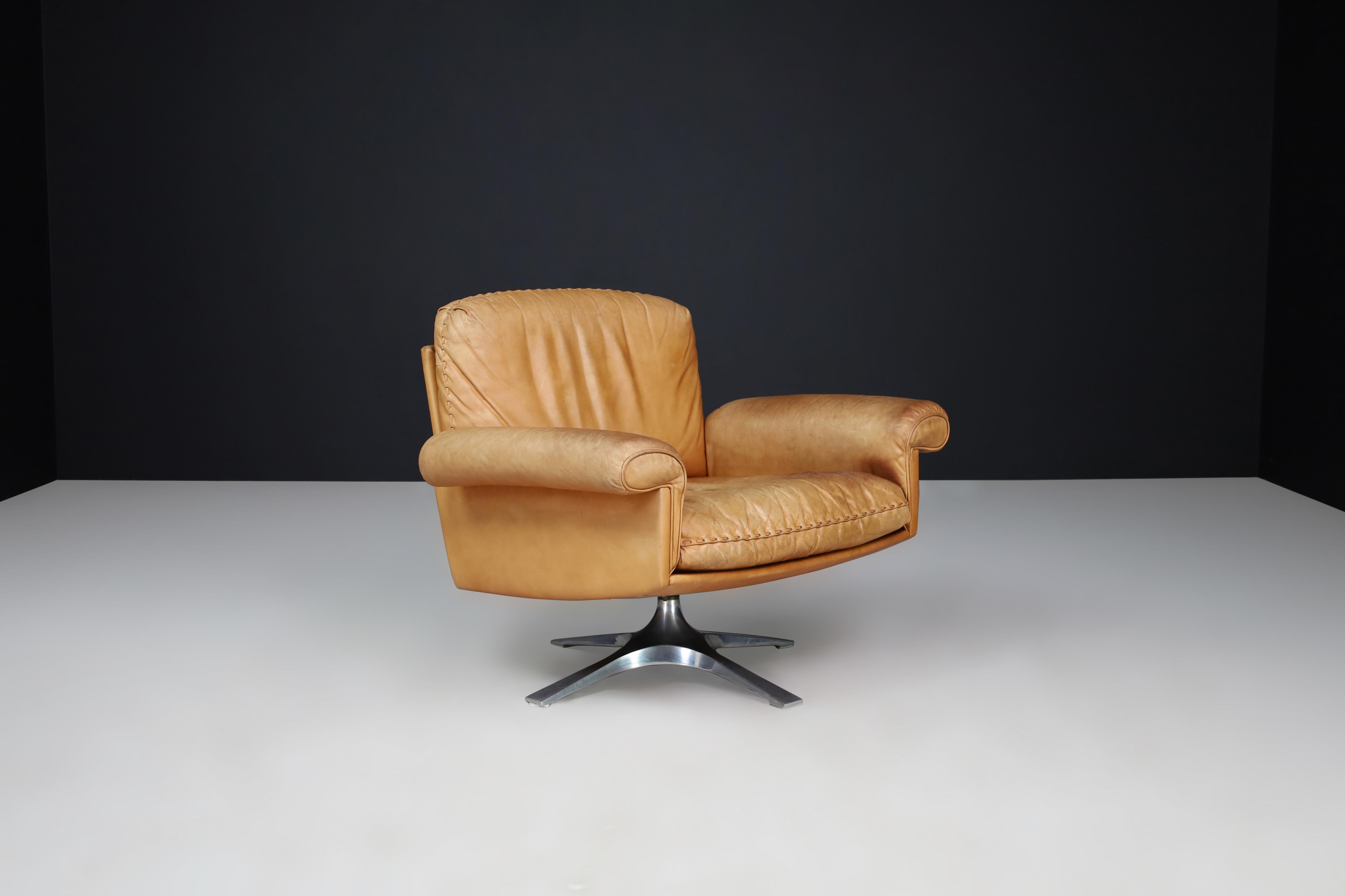 Swiss De Sede DS-31 lounge chair in Patinated Cognac Brown Leather, Switzerland 1970s  For Sale