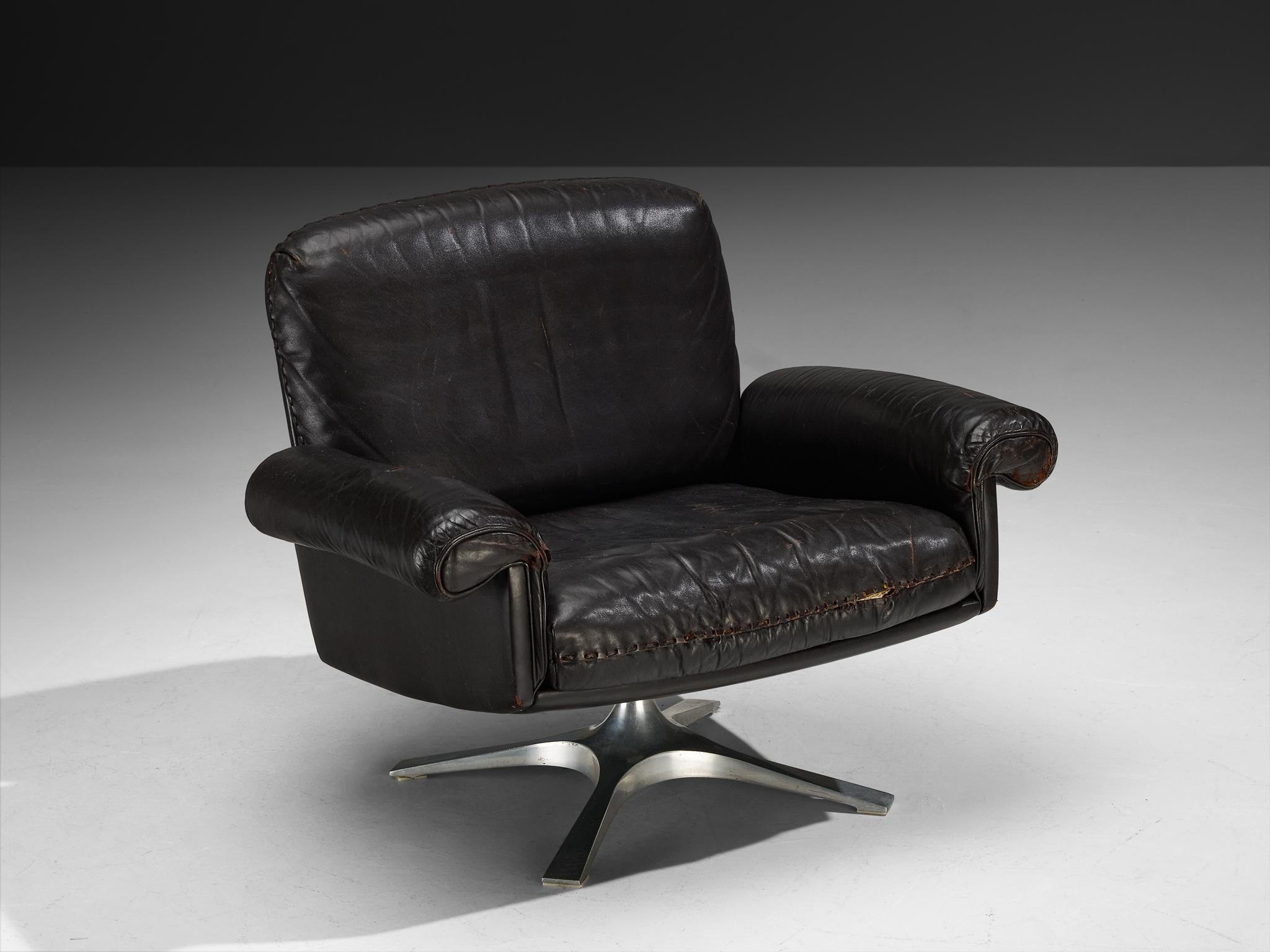 De Sede, Loungesessel Modell 'DS-31', Leder, verchromtes Metall, Schweiz, 1970er Jahre

Ein Entwurf von De Sede, der sich durch eine einfache, aber stattliche Konstruktion auszeichnet. Der tiefe Sitz und die geschwungenen Armlehnen garantieren ein