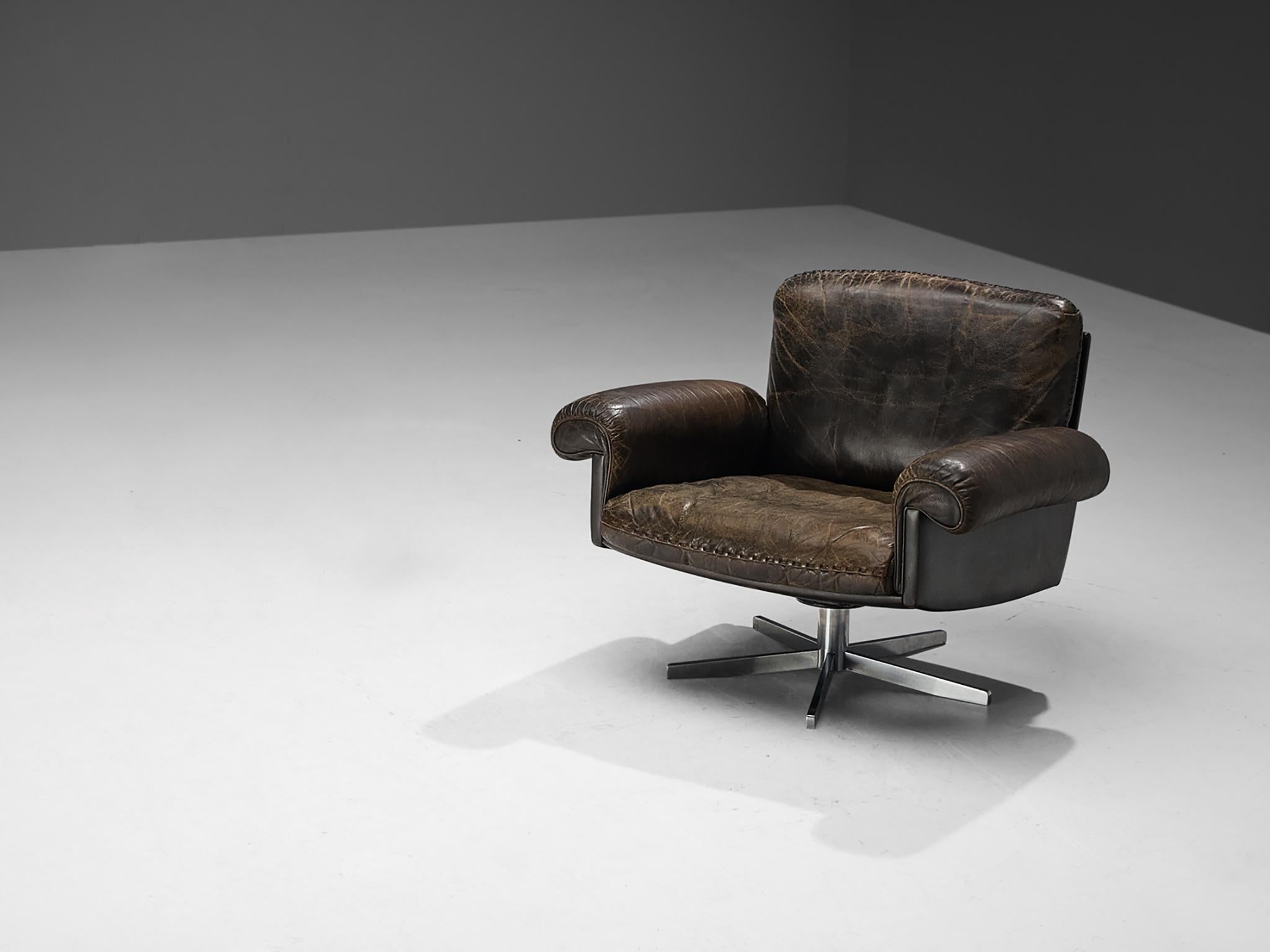 De Sede, lounge chair model 'DS-31', leather, chrome-plated metal, Switzerland, 1970s

A design by De Sede that features a simple yet stately construction. A comfortable sitting experience is guaranteed by means of the deep seat and curved armrests.
