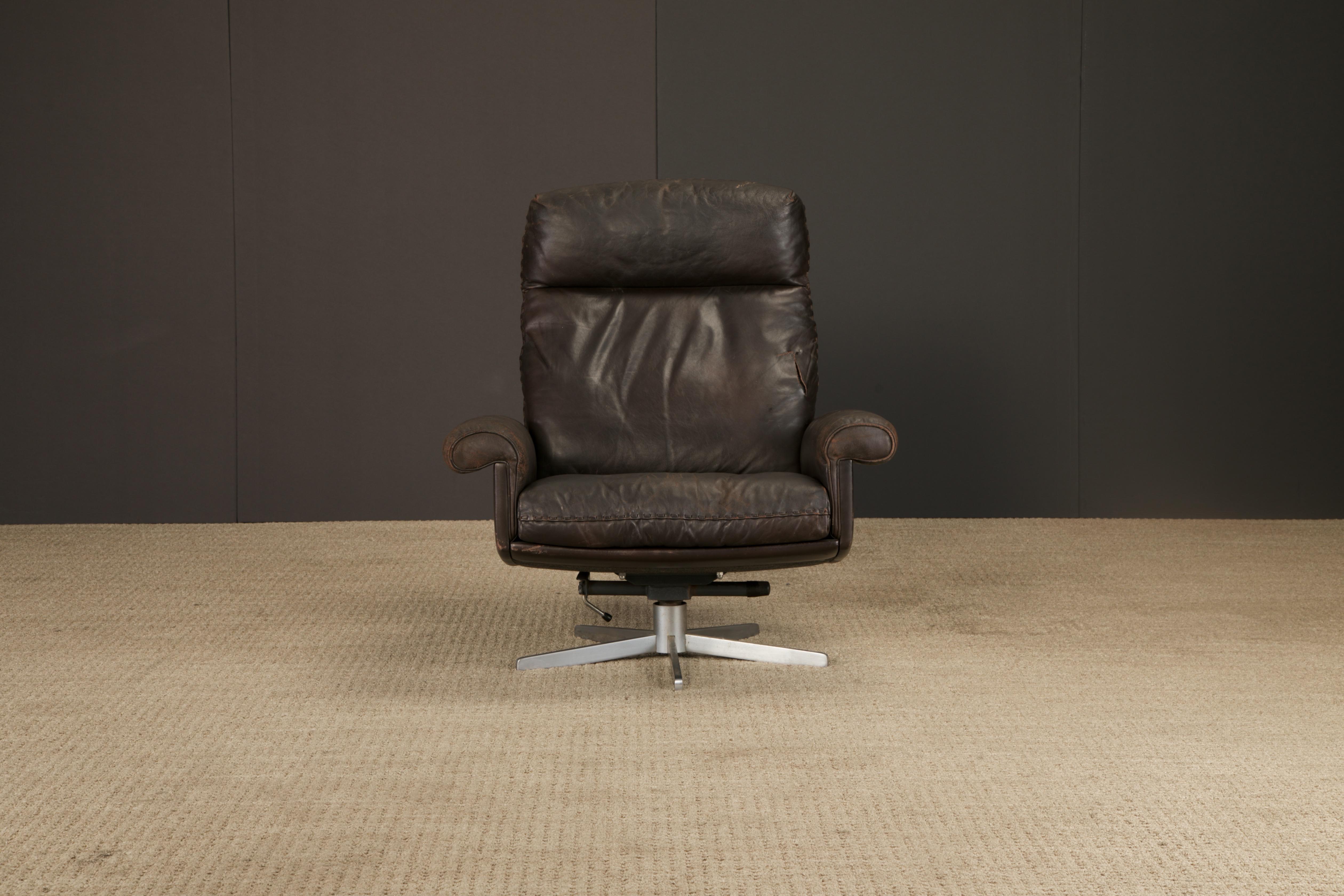 Sillón giratorio reclinable DS-31 de De Sede, Suiza, de la década de 1970. Esta tumbona de respaldo alto presenta la artesanía característica de De Sede en una tapicería de piel suave y cosida a mano, combinada con una base cromada de cinco radios