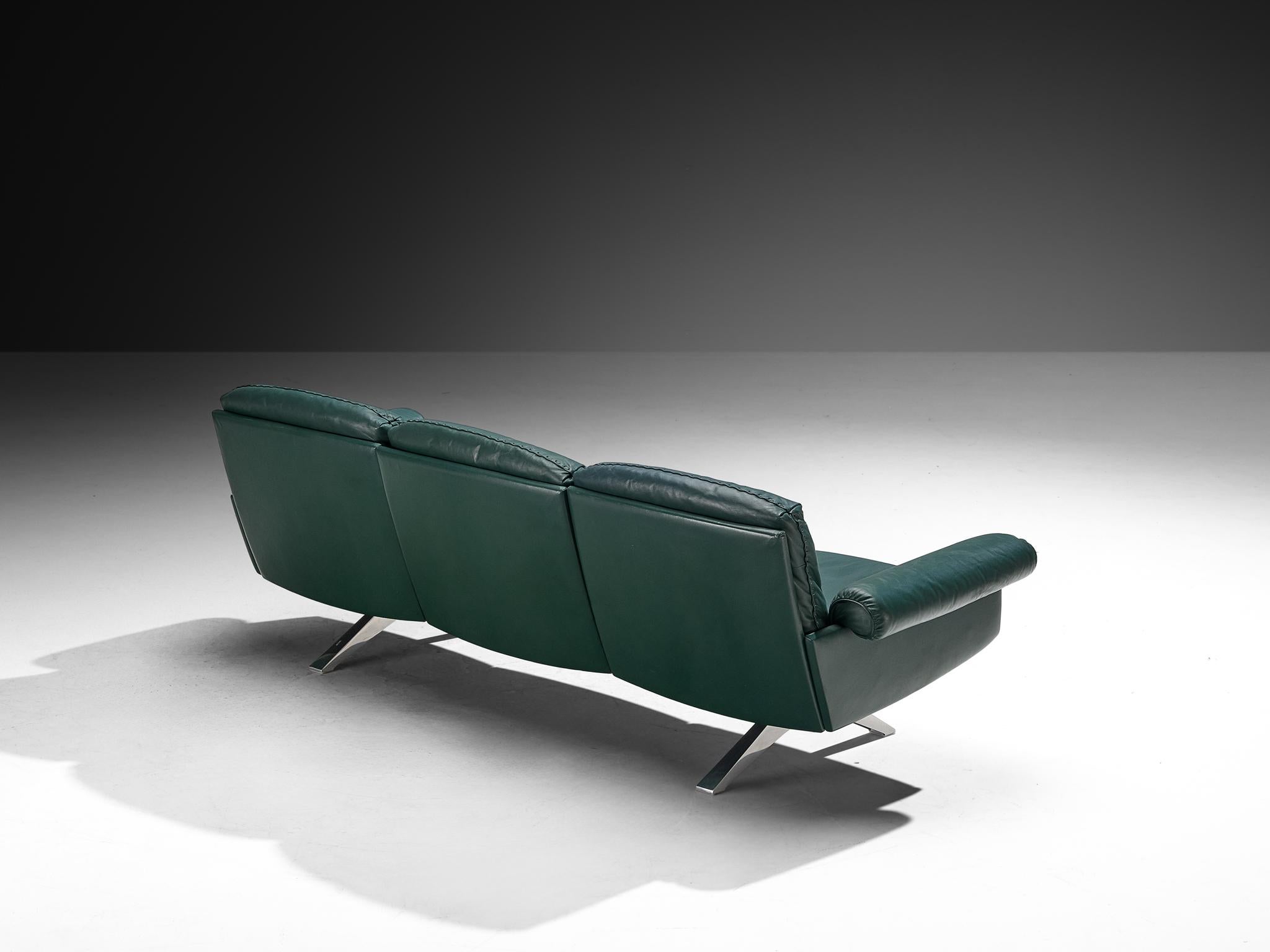 De Sede, three-seat sofa model ‘DS-31’, leather, chrome-plated aluminum, Switzerland, design 1967

A classic design by De Sede, this model ‘DS-31’ sofa showcases the brand’s signature combination of refined craftsmanship and understated elegance.