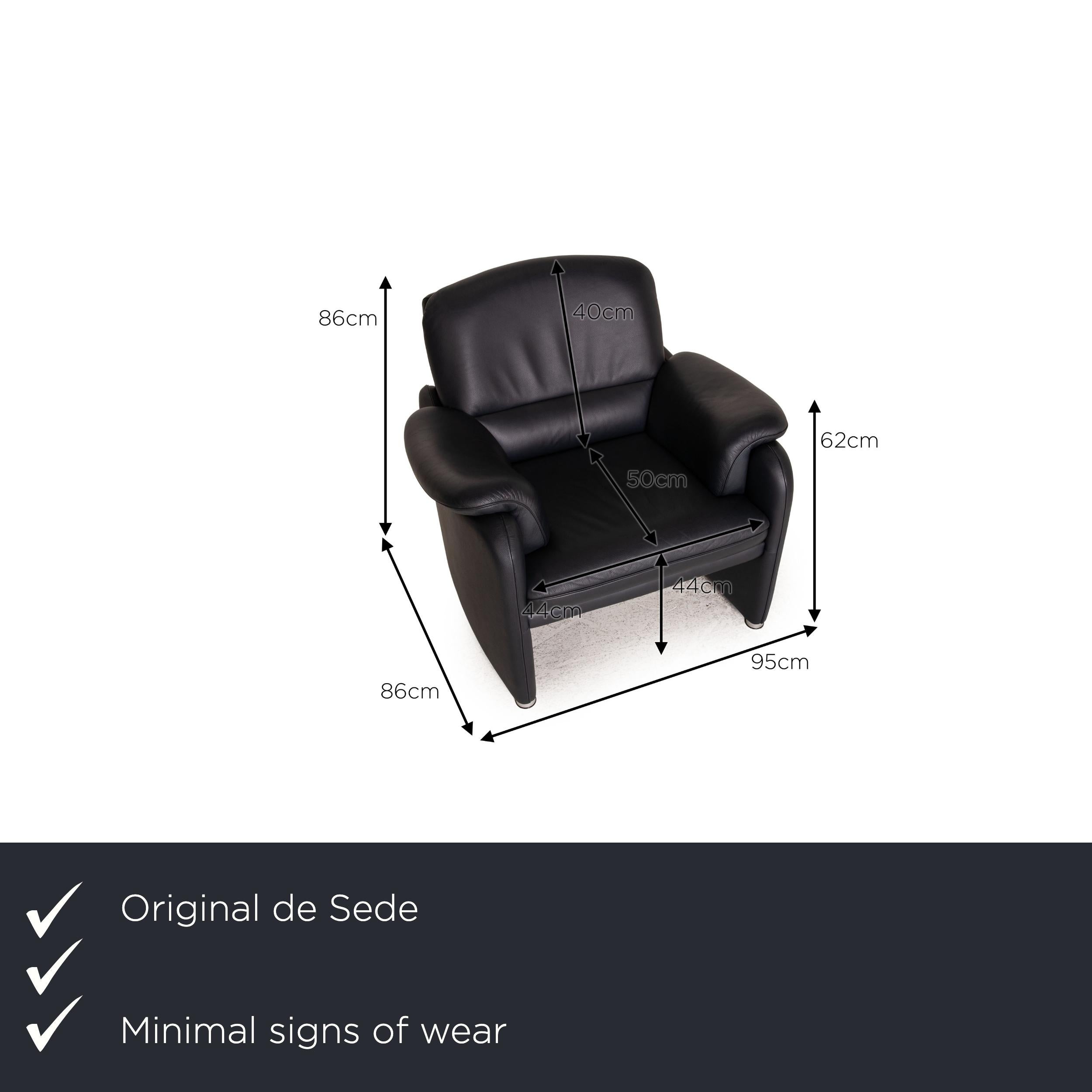We present to you a de sede DS 320 leather armchair dark blue.

Product measurements in centimeters:

depth: 86
width: 95
height: 86
seat height: 44
rest height: 62
seat depth: 50
seat width: 44
back height: 40.


 