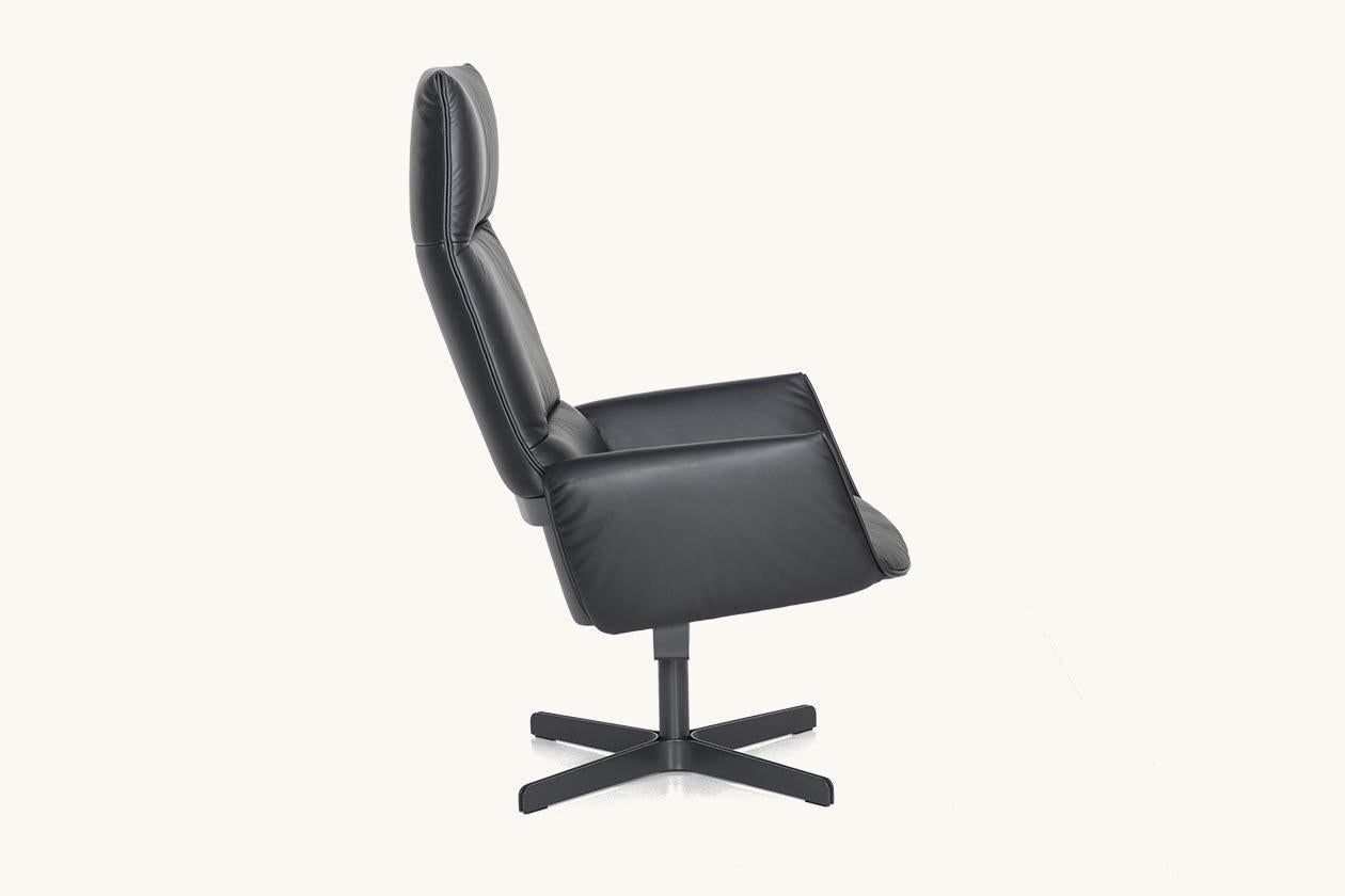 Le jumeau de DS-343 DS-344 est le jumeau du fauteuil qui a réinventé l'assise : mêmes créateurs, même idée, juste un peu différente en apparence. Cette version du fauteuil, qui protège le bassin et le dos, utilise le cuir dans une version plus fine